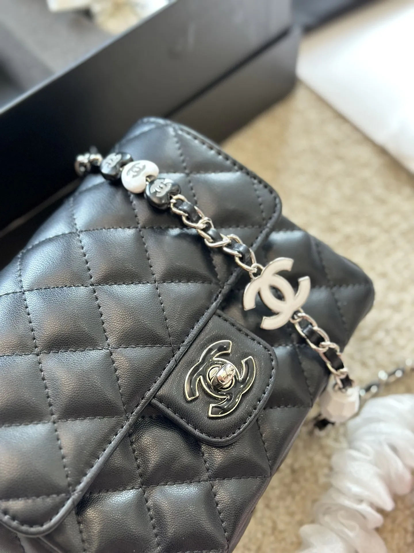 CHANEL】可愛いラインストーンのカメリアがポイント☆これからの必需品 ...