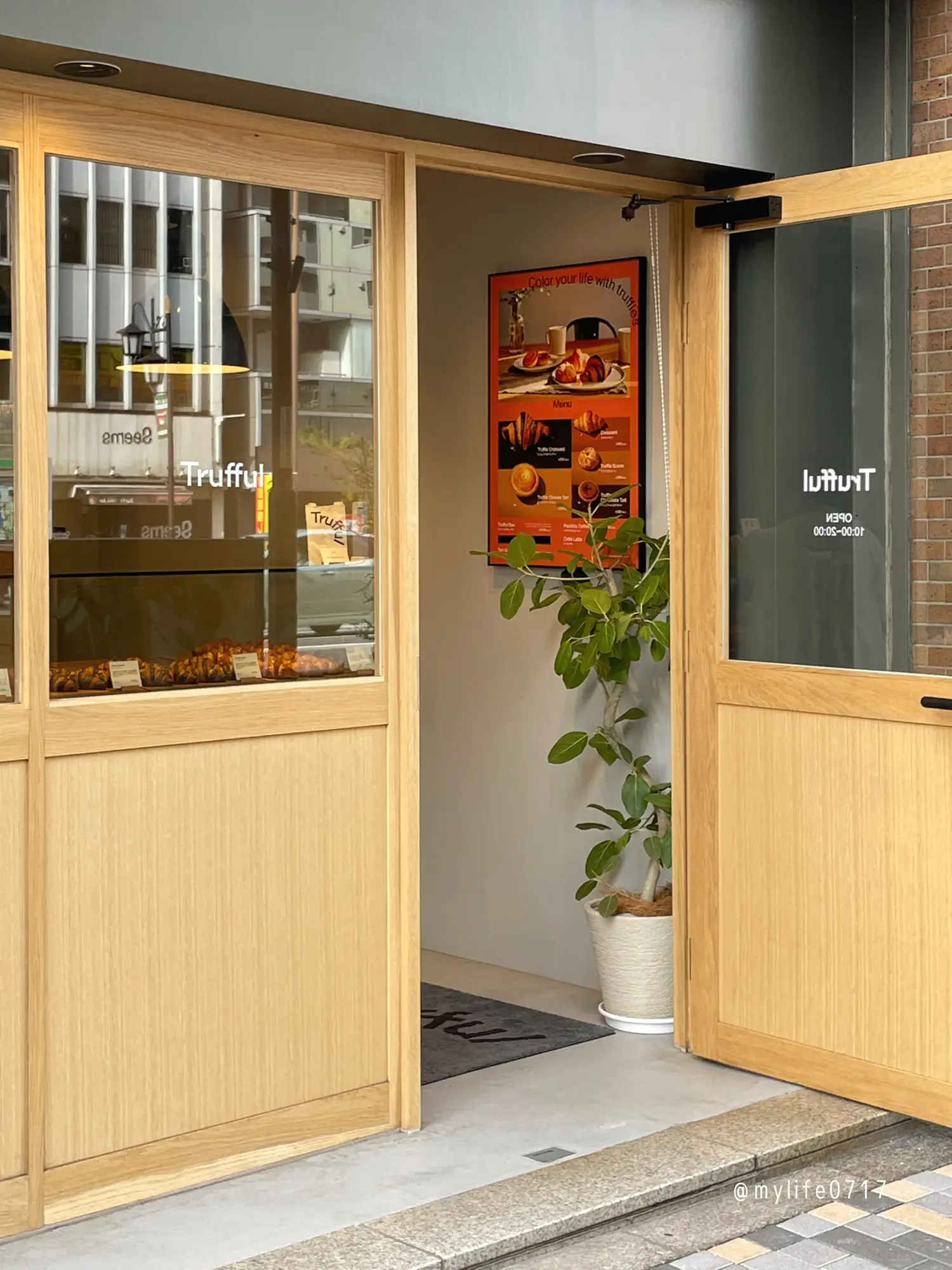 2 / 3 open 】 🥐 truffle croissant with chewy texture 📍 Ebisu Gallery