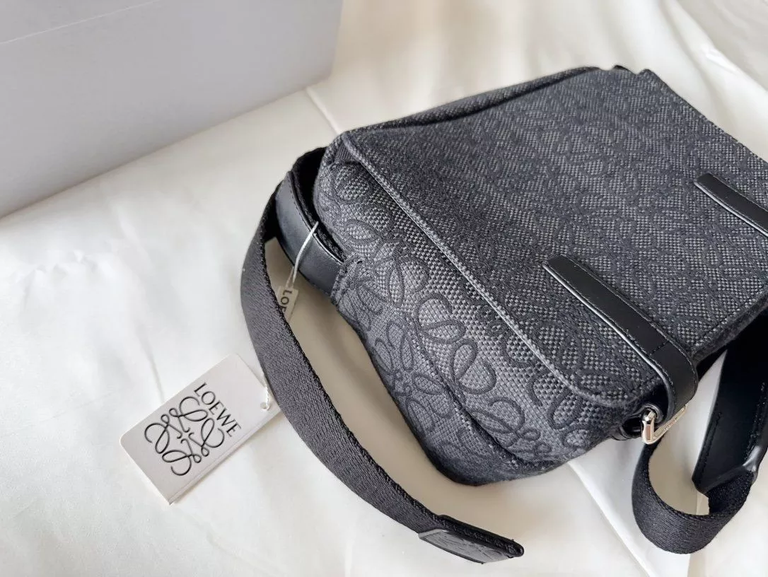 LOEWE ショルダーバッグ レザー ミリタリーメッセンジャーバッグ