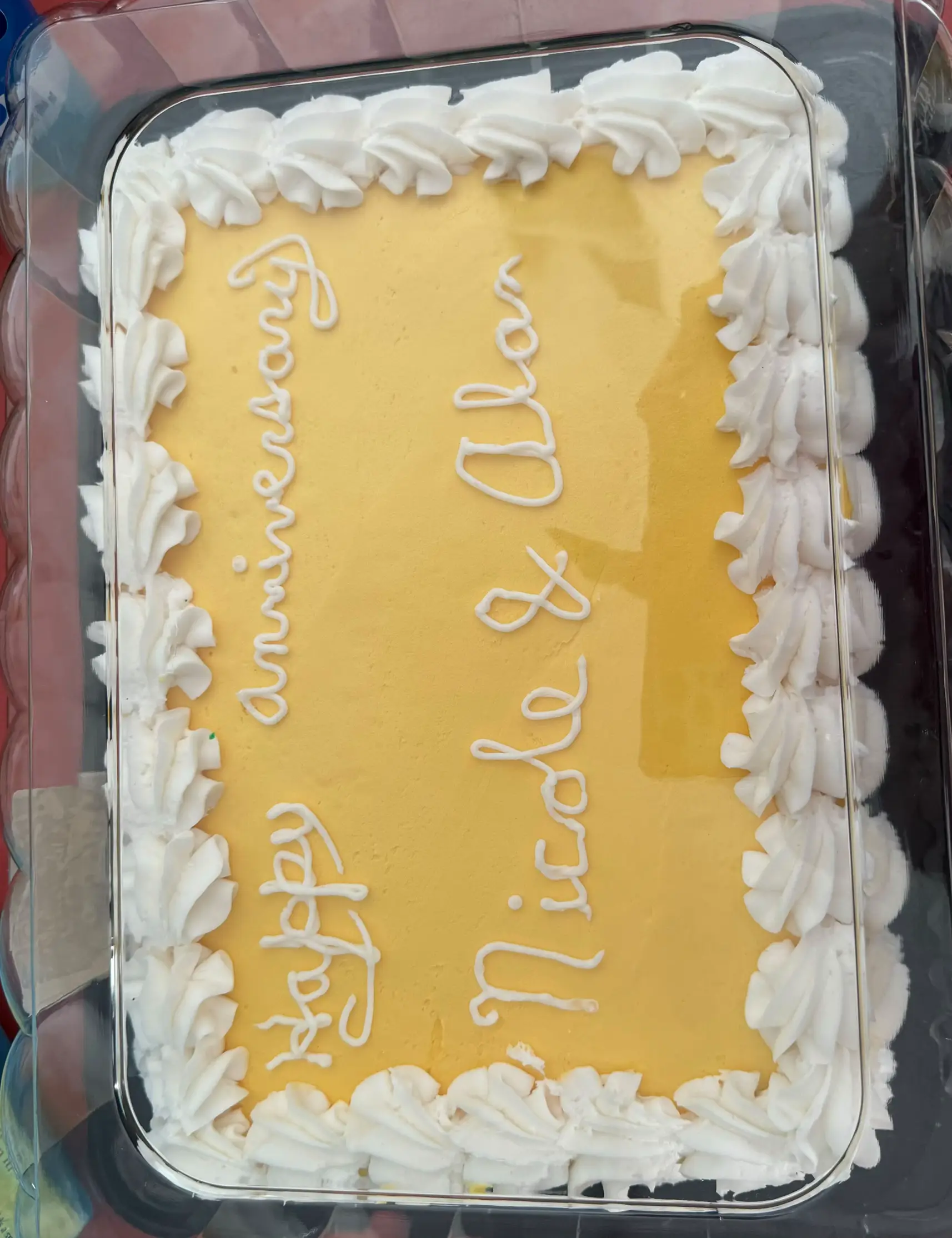 A cake with a xanh rờn design on it.