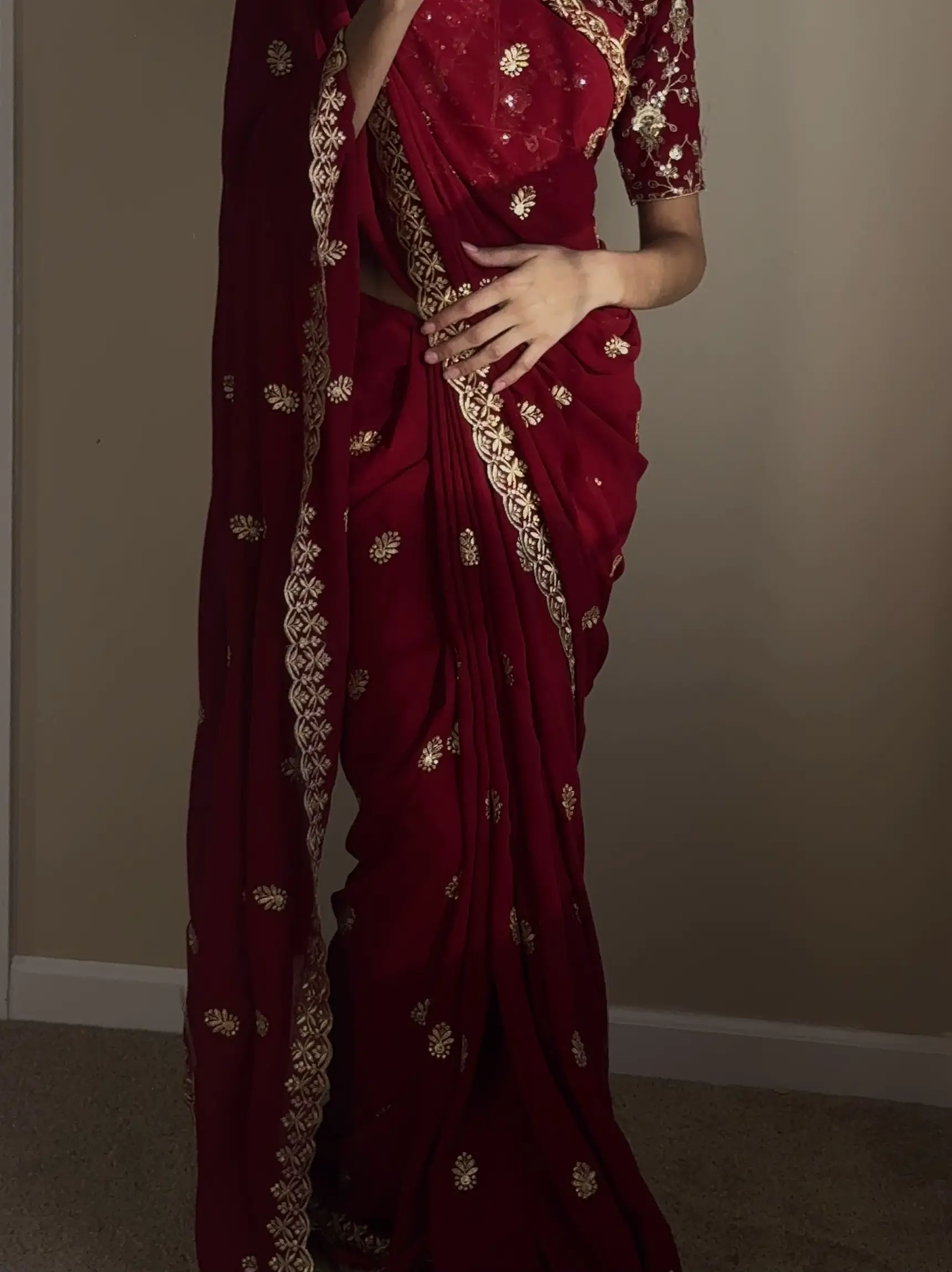 wearing lepord spotted tight saree with sleveless blouse and slim