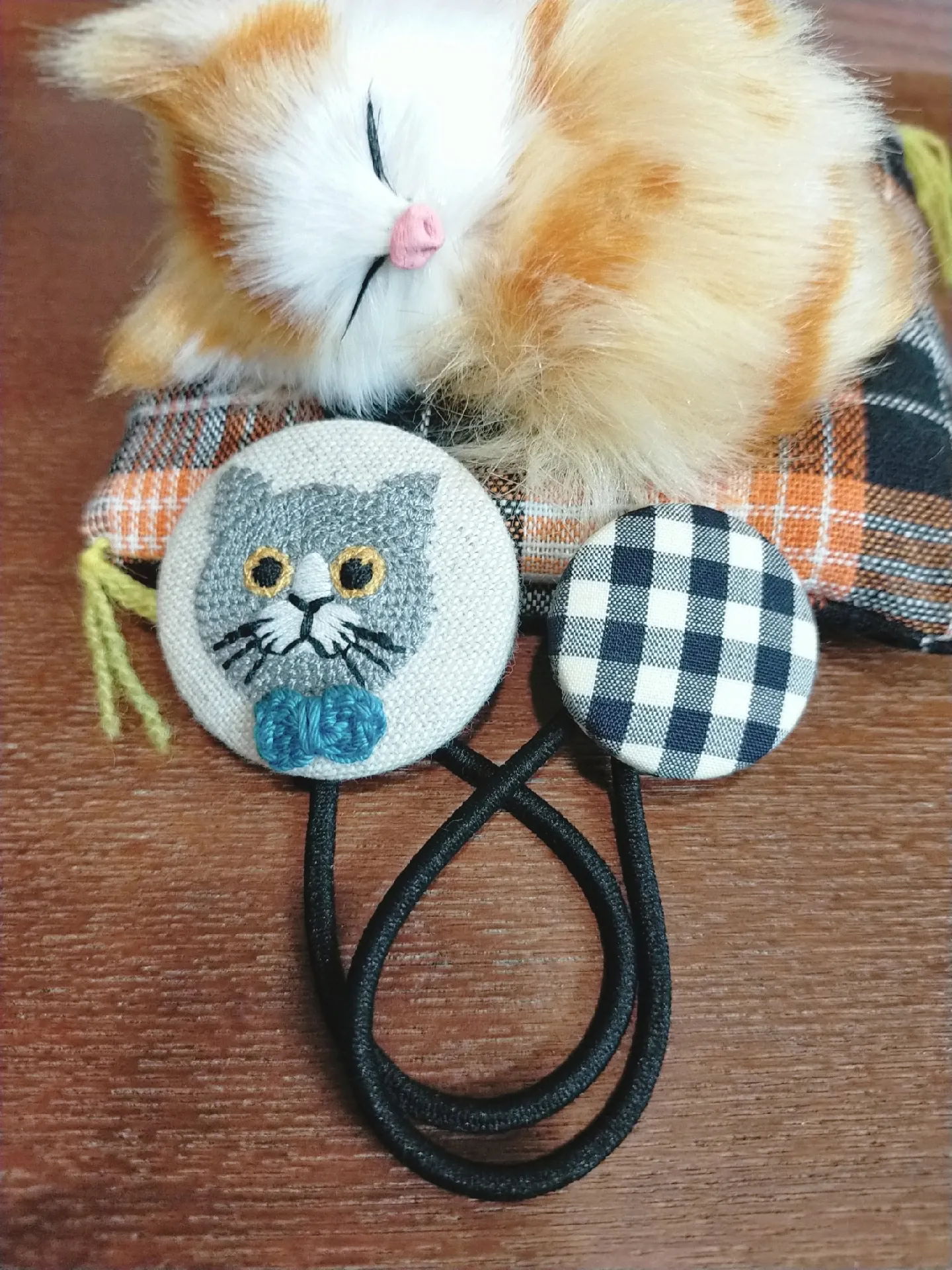 贈る結婚祝い ハンドメイド 猫 キジトラ 刺繍 くるみボタン ブローチ