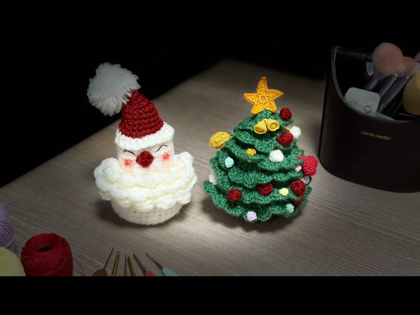 毛糸オーナメントの作り方｜かぎ針でクリスマスツリー＆サンタの編み