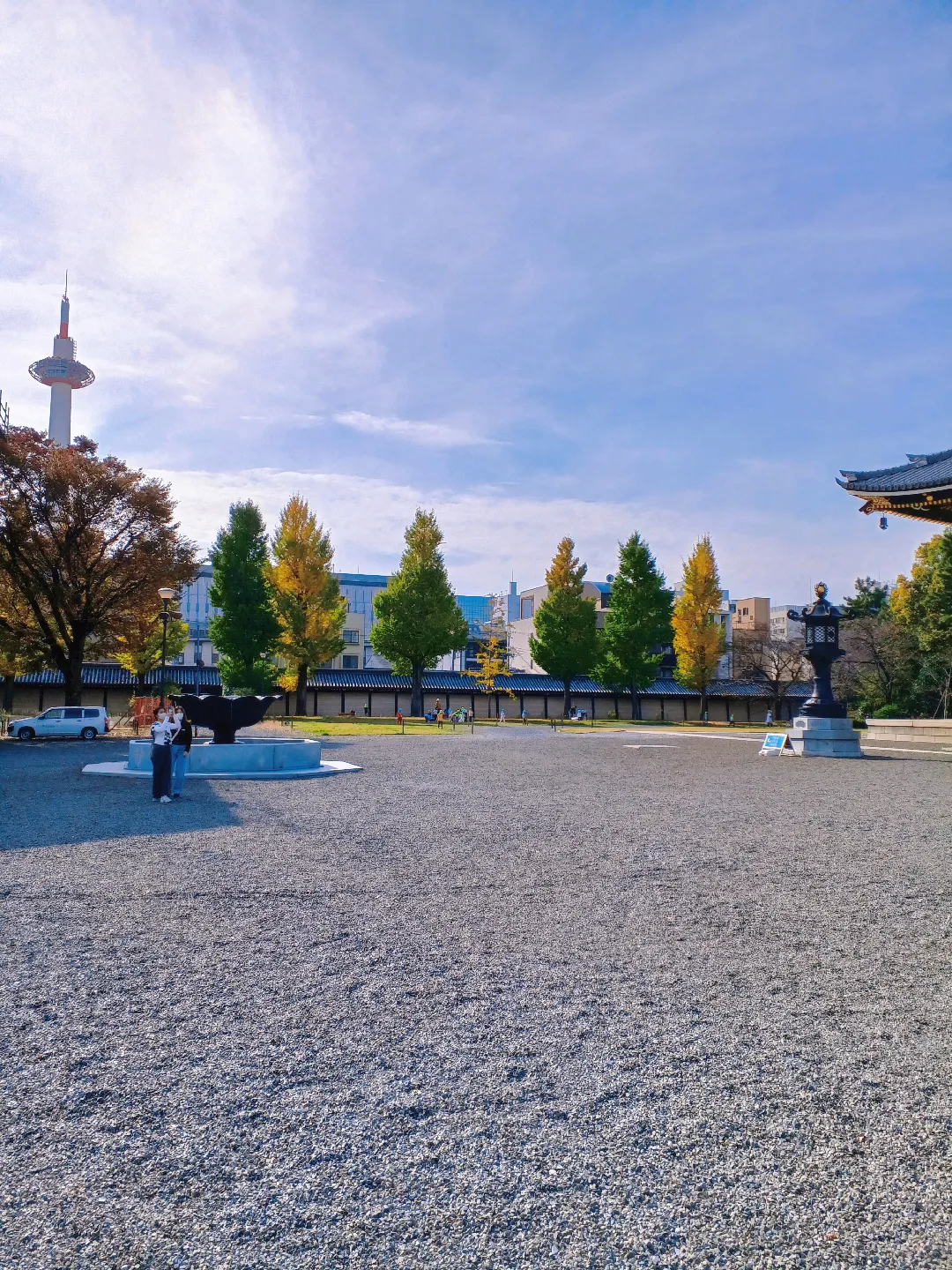 【京都ぶらり】秋晴れの京都から 銀杏の絨毯 東本願寺の画像 (1枚目)