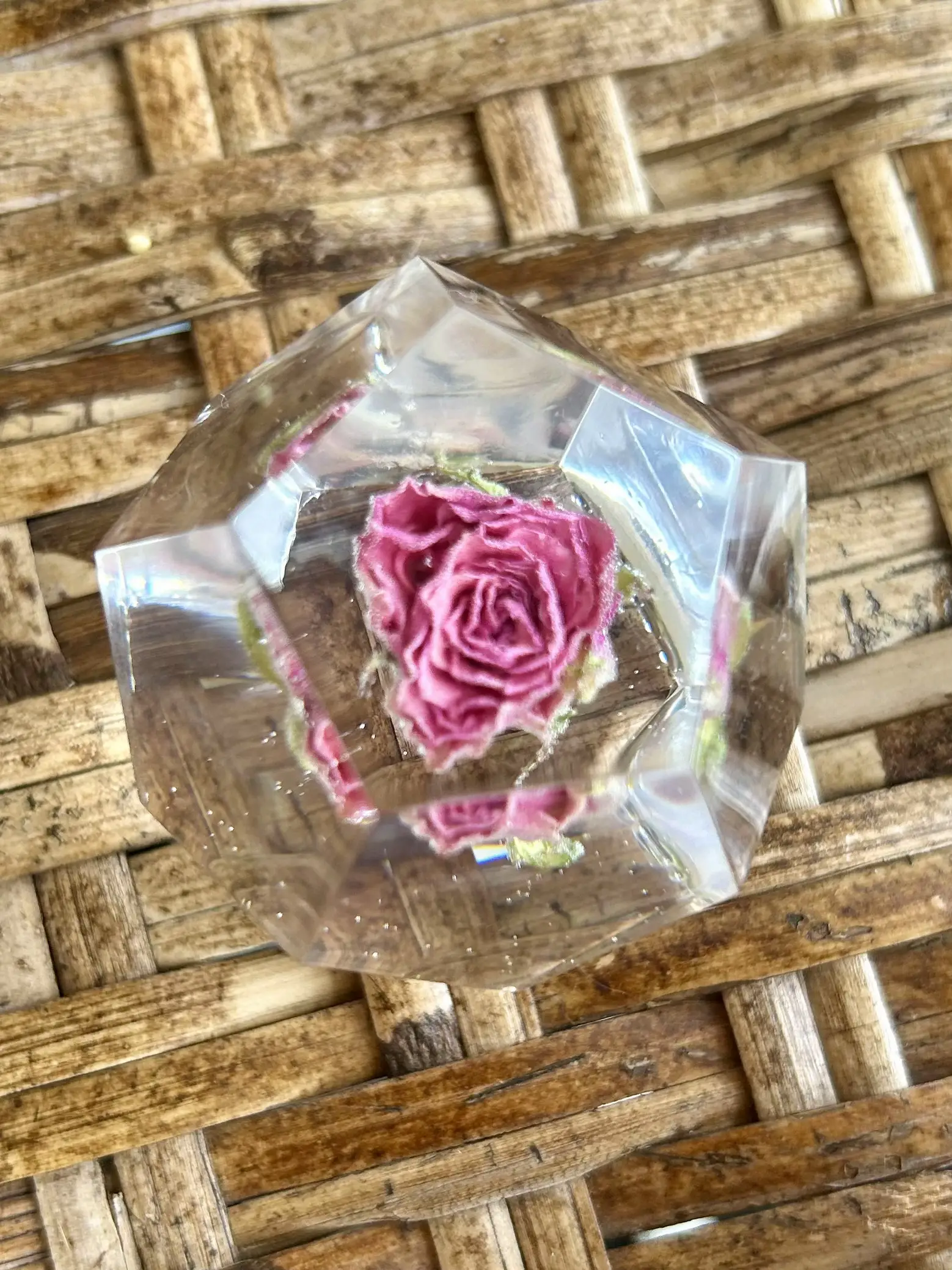 ピンク 『一輪の薔薇』 ペーパーウェイト 十二面体 | mikanが投稿した 