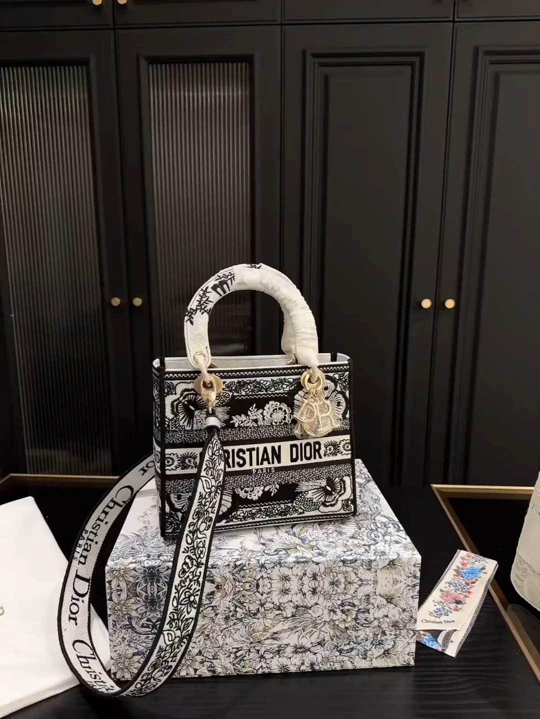 最安値✨ Dior LADY D-LITE バッグ ミディアム ハンドバッグ