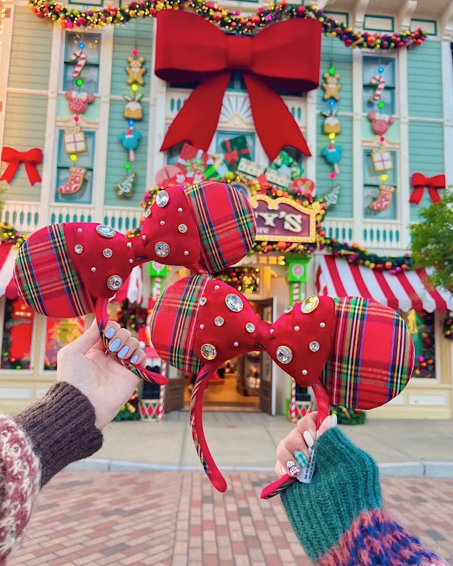 ディズニー】海外ディズニー限定のカチューシャに合わせたディズニーコーデ🎁💚 | 中島姉妹(妹)が投稿したフォトブック | Lemon8