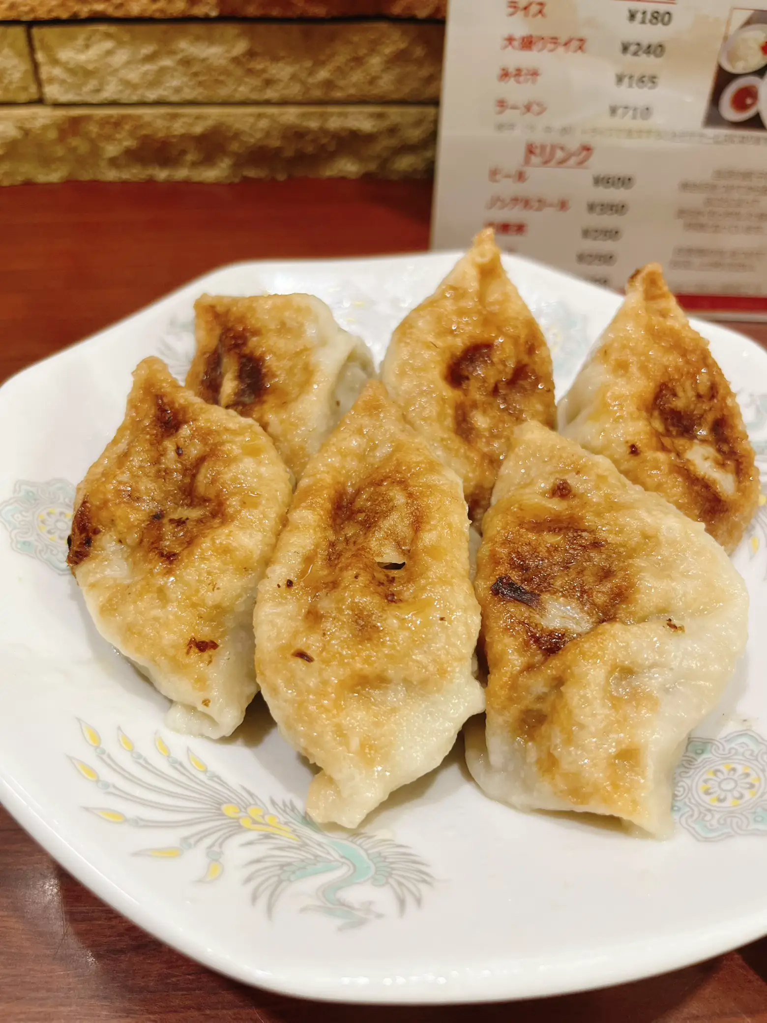 『北口亭』【沼津】｜焼いてから茹でる沼津餃子の中央亭のライバル？ Awesome Trips