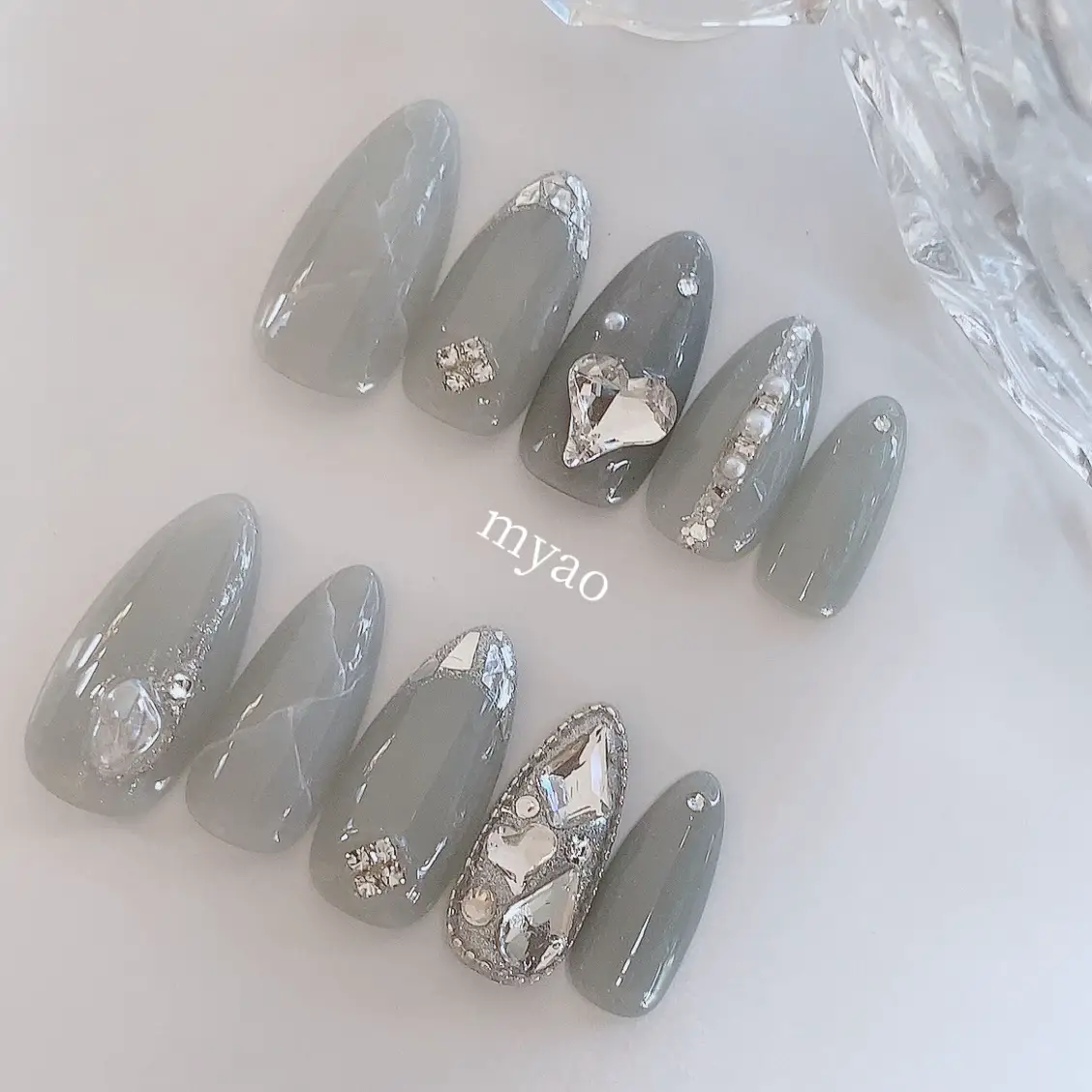 グレー ニュアンス キラキラネイルチップ ☁️𓈒𓏸 | myao nail 𓃠‪が投稿したフォトブック | Lemon8‬