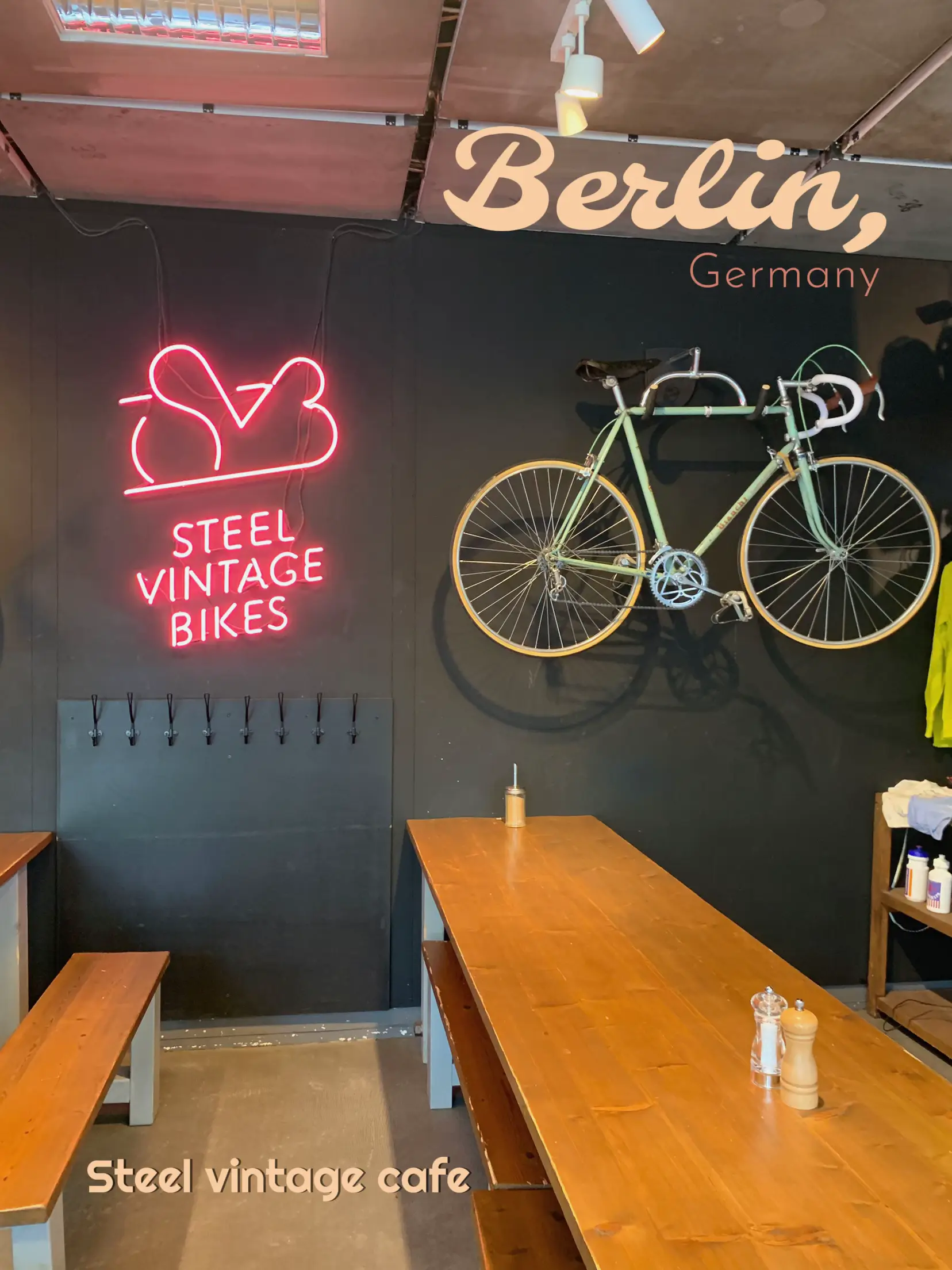 Steel vintage bike discount cafe