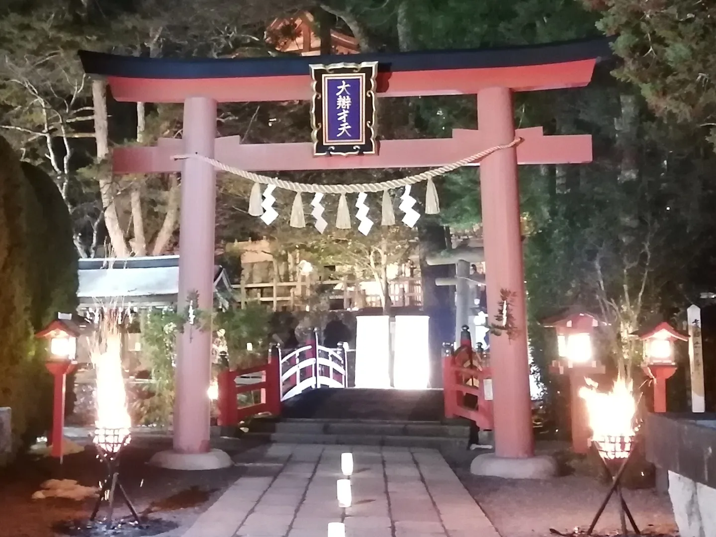 天川村 人気 神社 黒い服