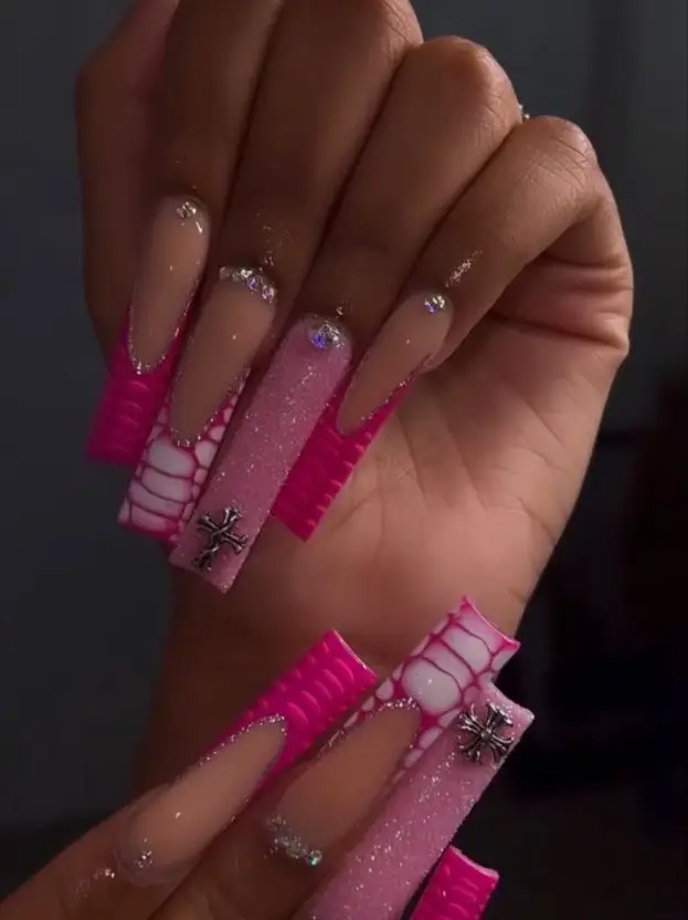 Charm Nails 💜💙💚🤍💅🏼✨  Gem nails, Nail charms, Diamond nail art