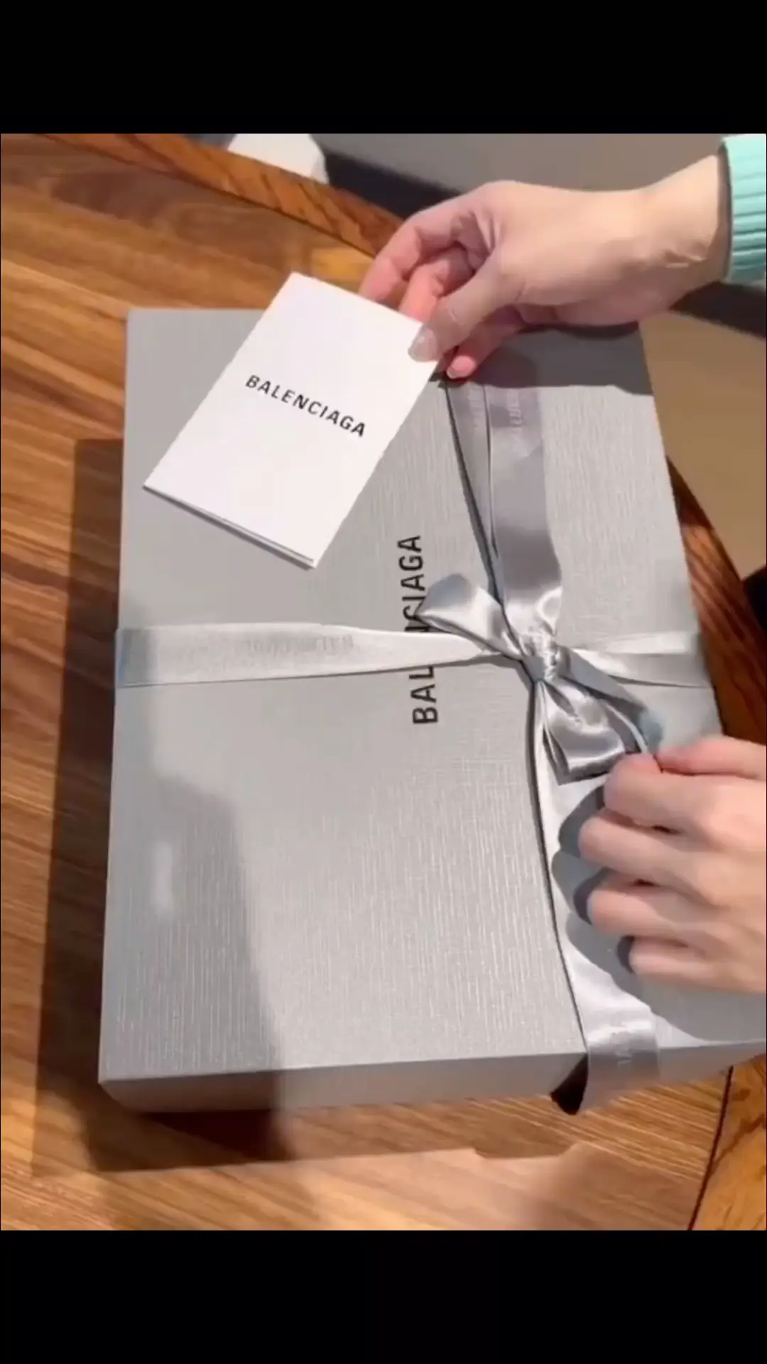 BALENCIAGA ミルクティーベージュ フォンホルダー バッグ