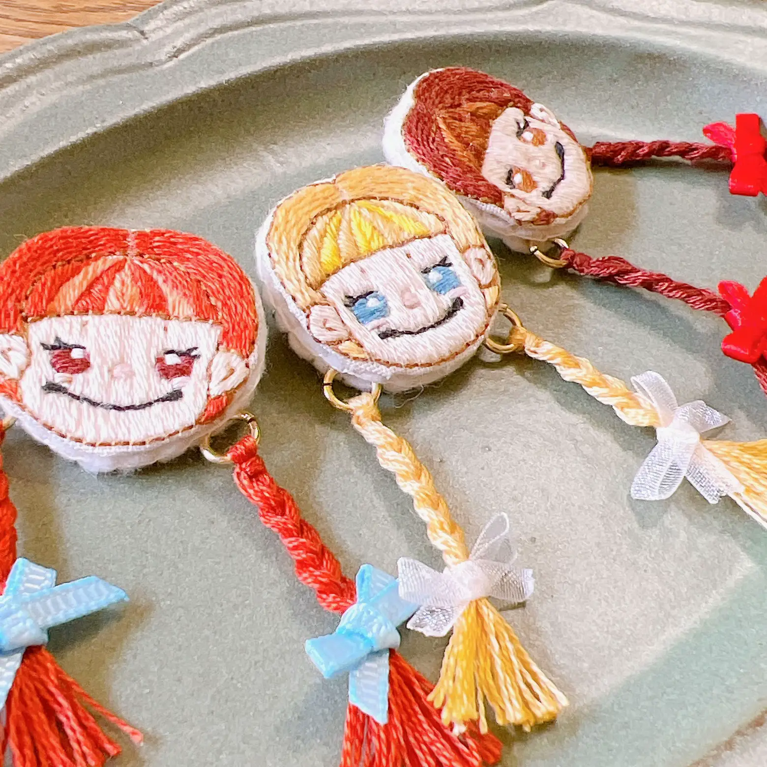 ゆらゆら動く?『リボンのおさげちゃん刺繍?』 | bom bomが投稿した 