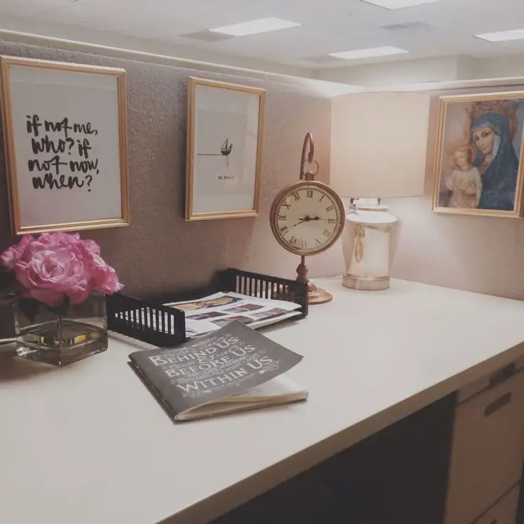 Chic grey pink and white office inspo decor  Рабочее пространство дома,  Преображения комнаты, Квартирные идеи