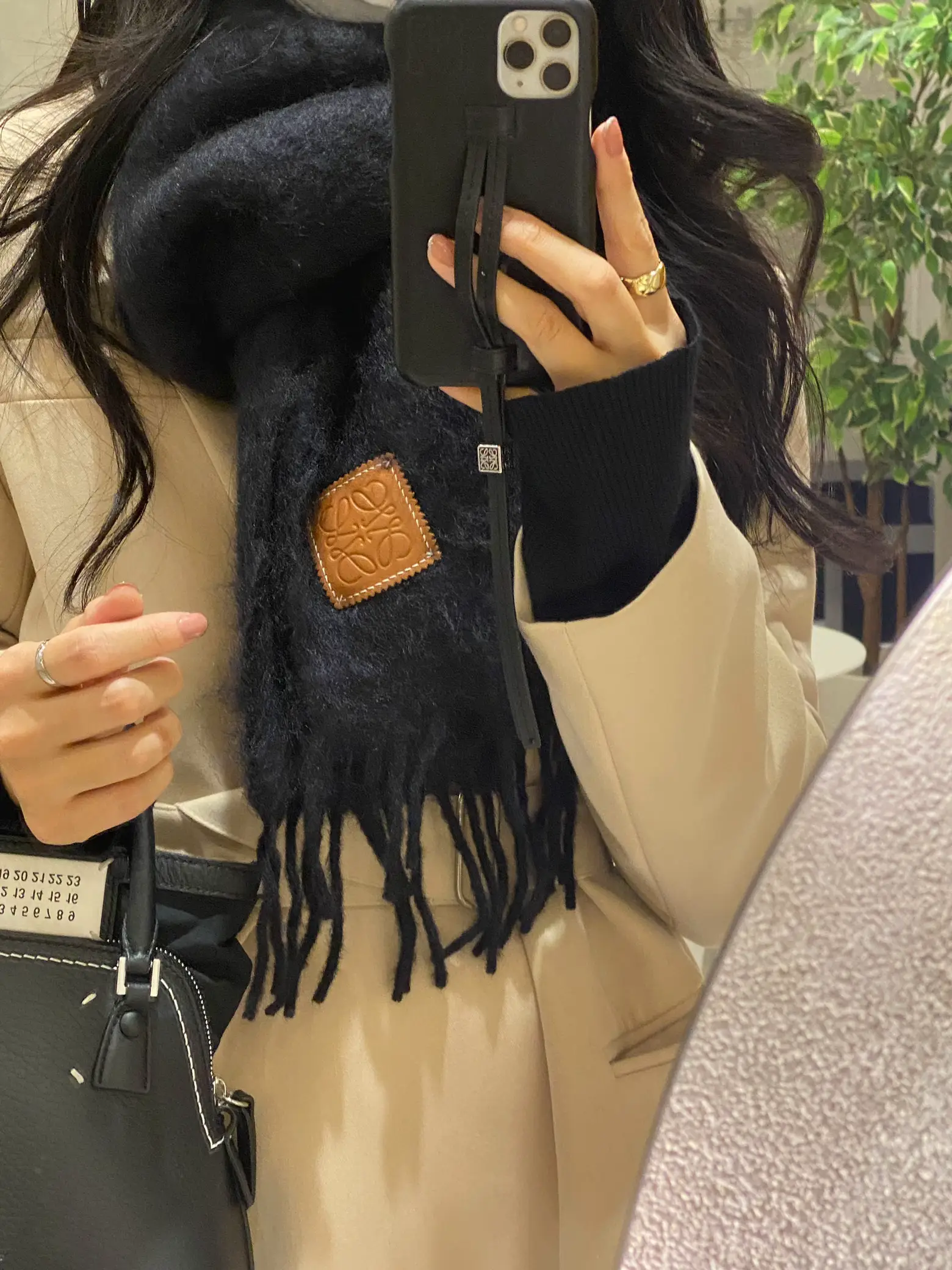 LOEWEマフラーコーデ🧣 プレゼントにも♡ | mayuが投稿したフォトブック | Lemon8