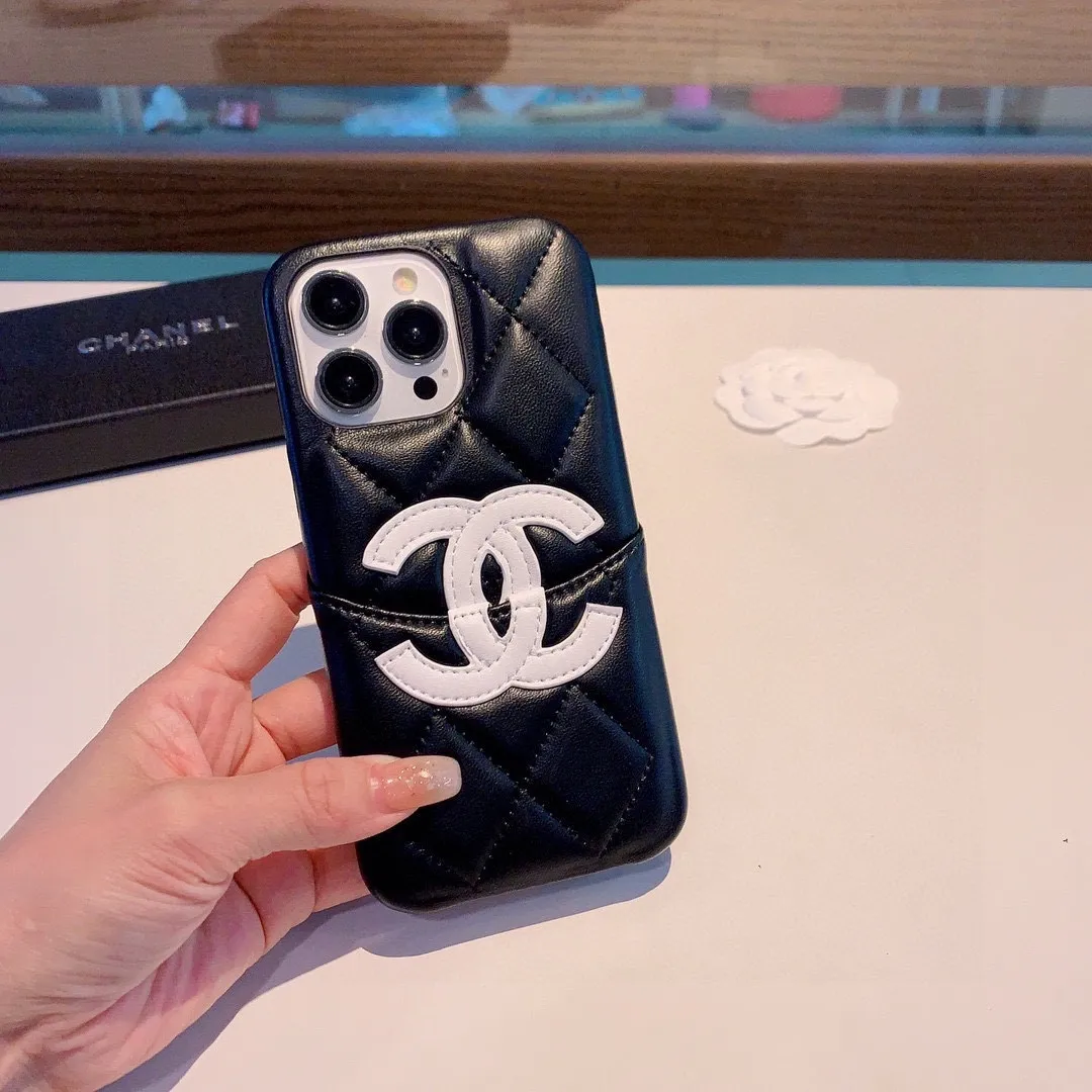 CHANEL iPhone 15携帯電話のケース | Alberta Davidsoが投稿したフォト  