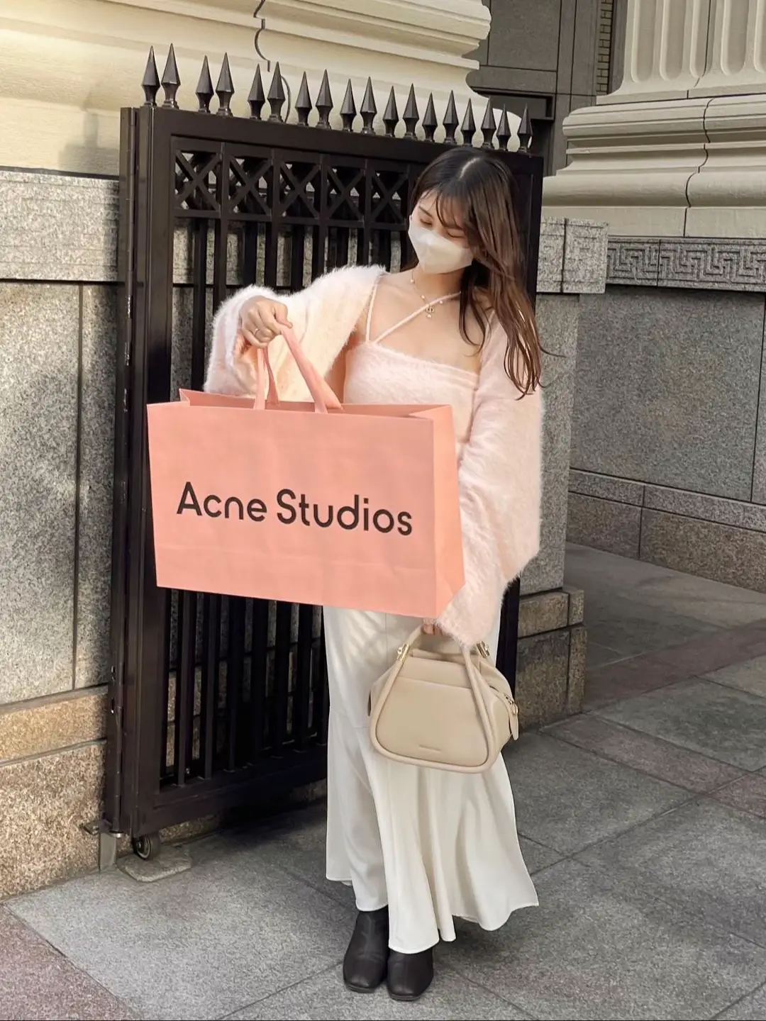 かわいすぎる♡acnestudios 淡色マフラー | sakiが投稿したフォトブック | Lemon8