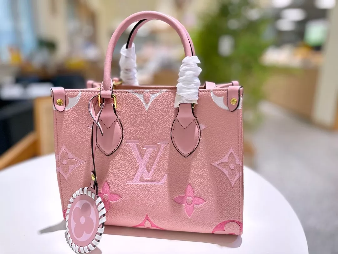 ルイヴィトンのバッグは、ピンクの柔らかい色が本当にきれいです。 | 晴衿が投稿したフォトブック | Lemon8