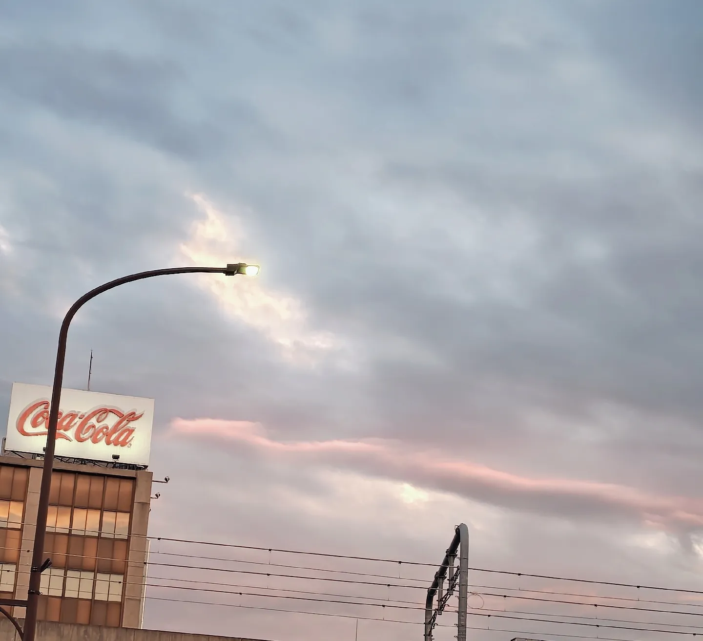 帰宅時、ふと見上げると。。龍様ではあーりませんか。。💗💗💗✨✨✨沢山の龍雲✨ありがたや。 | みっちゃん7788が投稿したフォトブック |  Lemon8