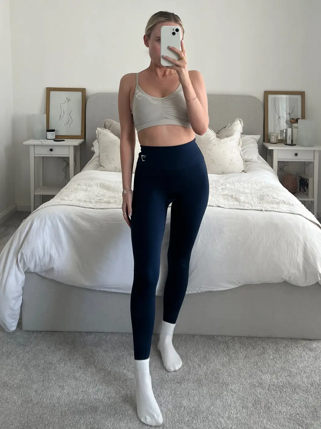 129 fitness black chick in tight yoga pants cameltoe selfie
