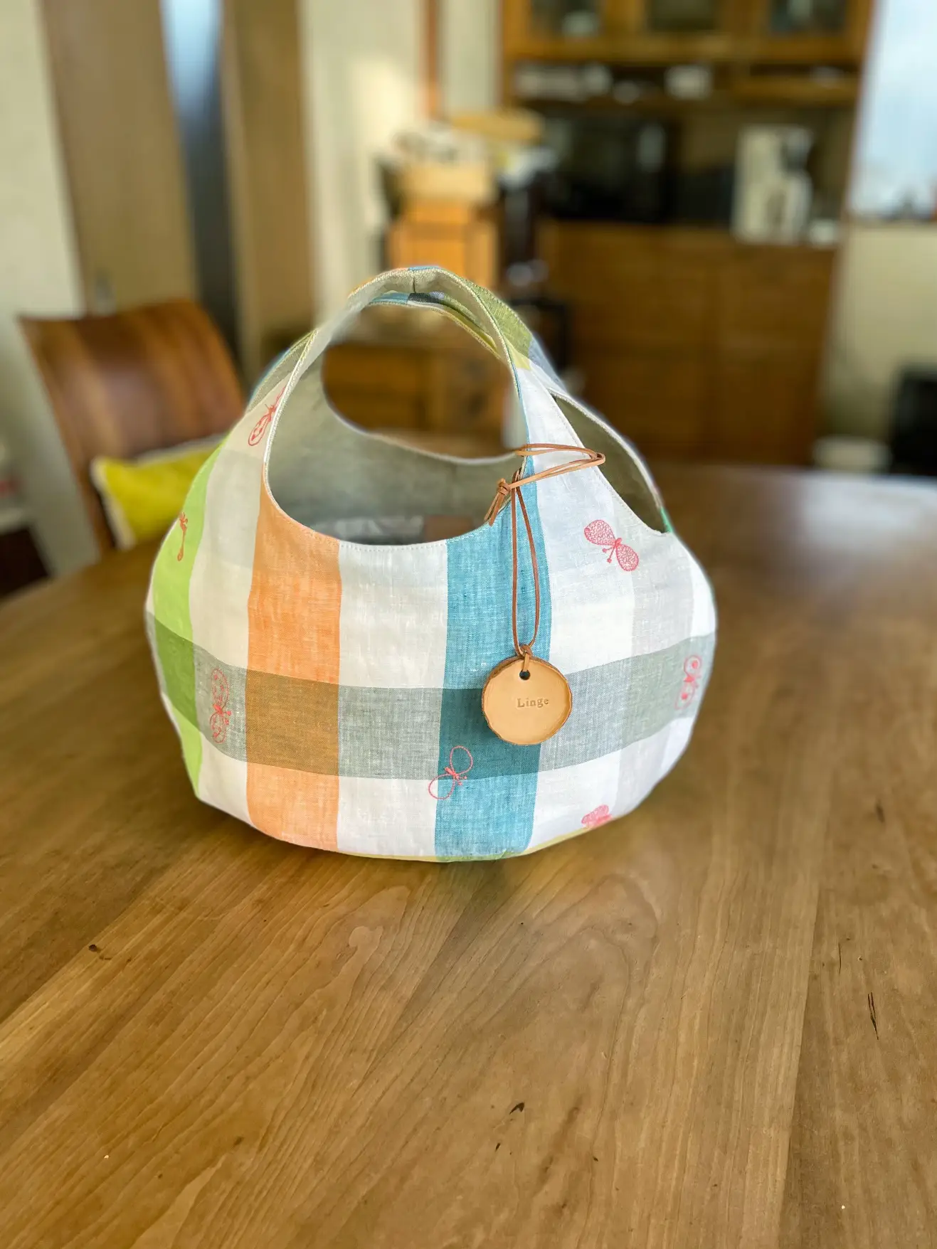 ミナペルホネン グリーンと淡いグレージュのタンバリンバッグ大 （ミナ  