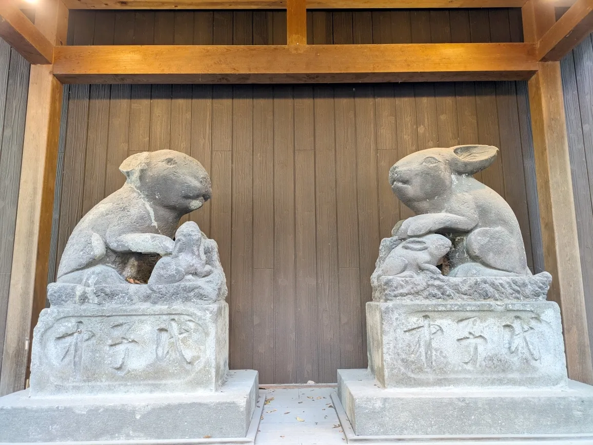 松の木彫刻の陶器製水鉢 松の木彫刻の陶器製水鉢