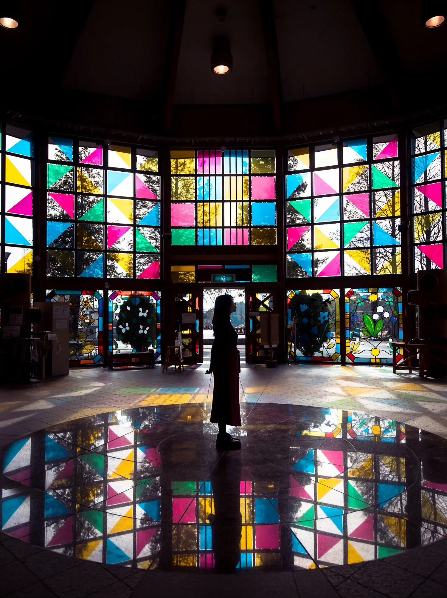 ステンドグラスの美しさが際立つオシャレなランプ 【公式通販】