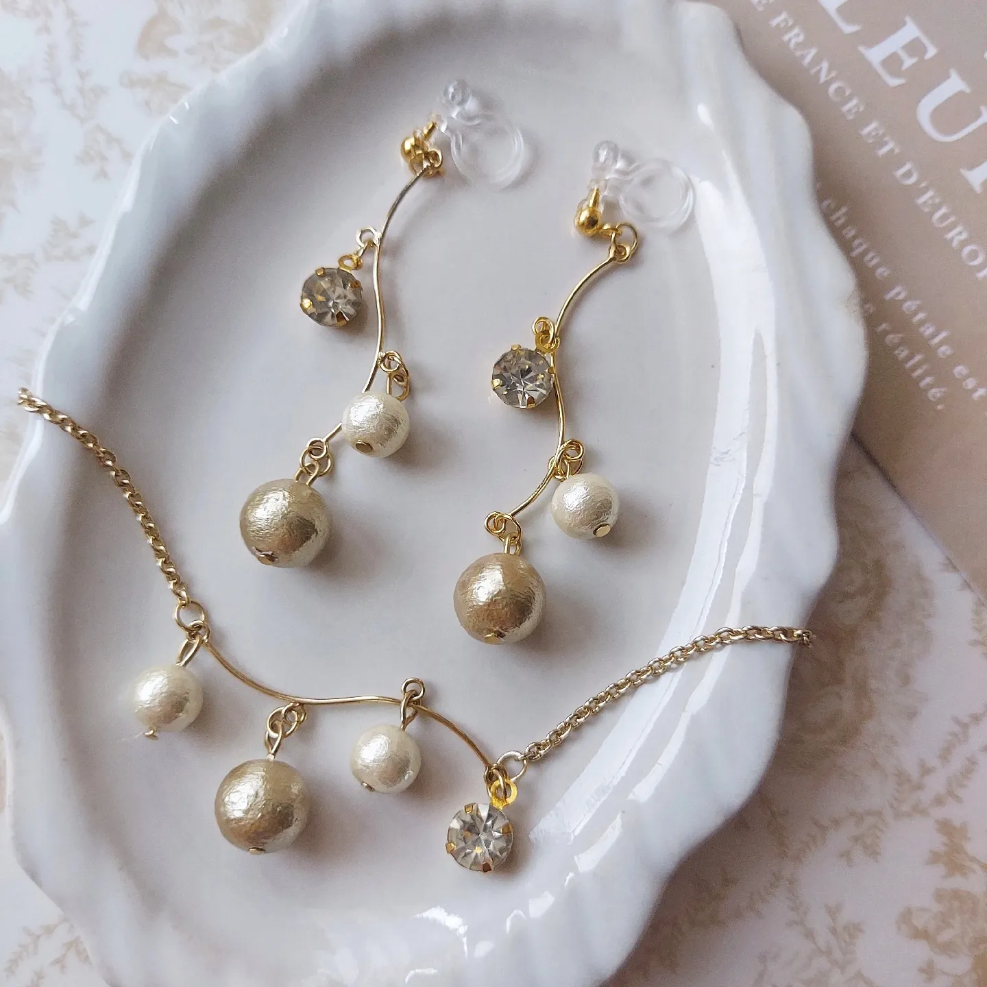 クリスマスコーデに♡きらめきクリスタルと淡色パールの華奢イヤリング  