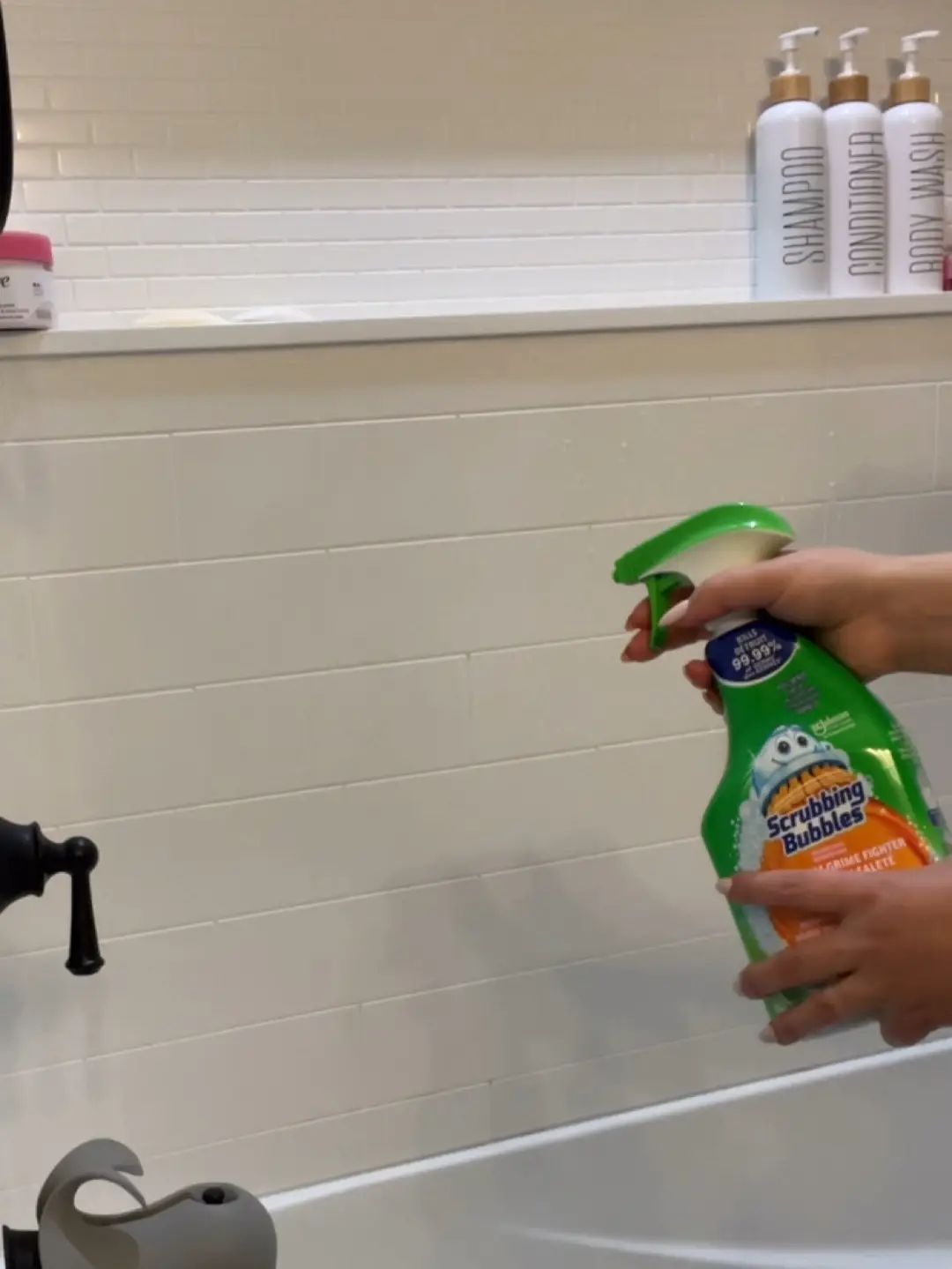 Clean my tub with me! 🫧 วิดีโอที่เผยแพร่โดย WTI Lemon8