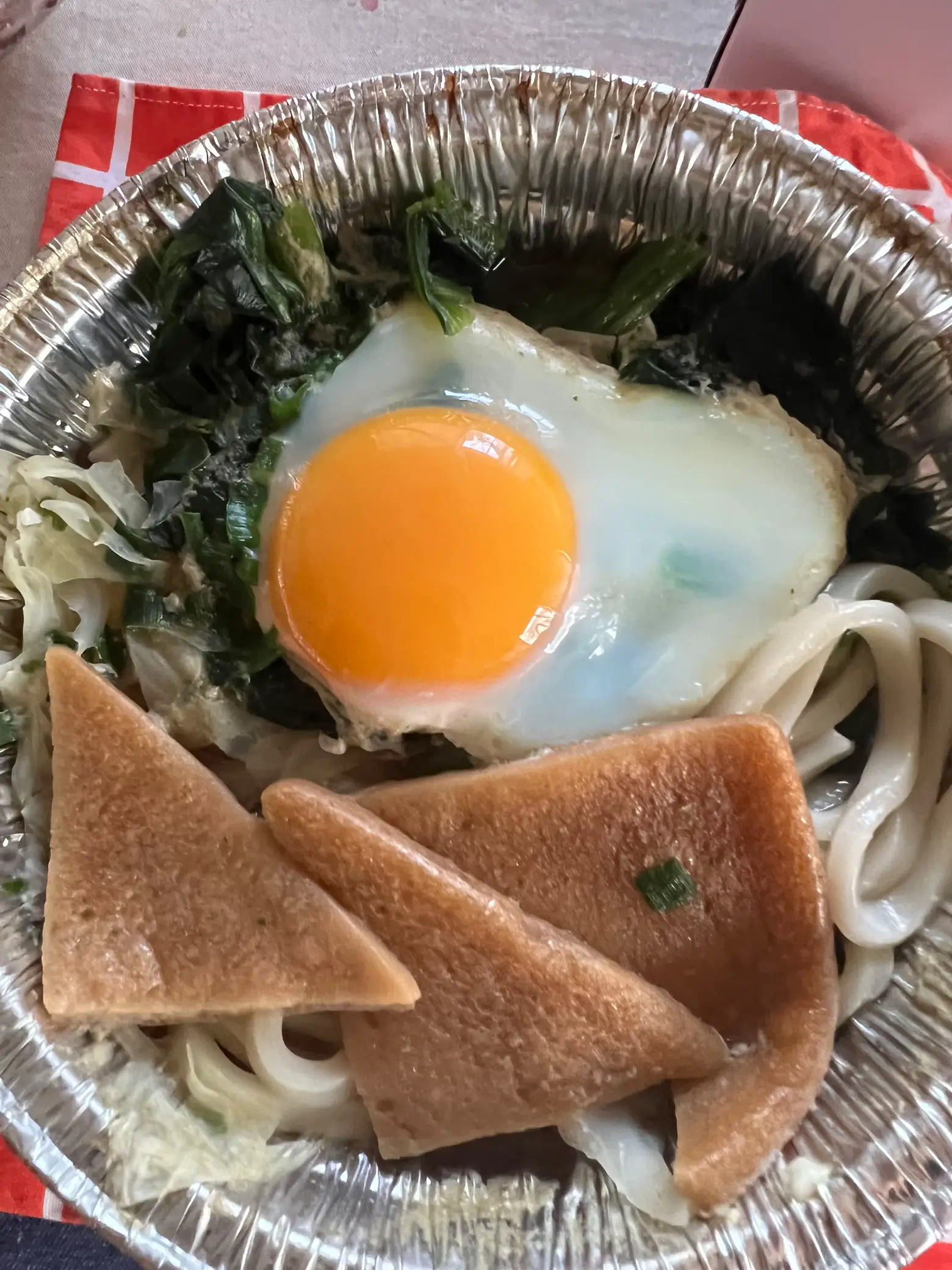 お昼に鍋焼きうどん食べようと思い、上から、卵を落とした時に黄 おみが投稿したフォトブック Lemon8