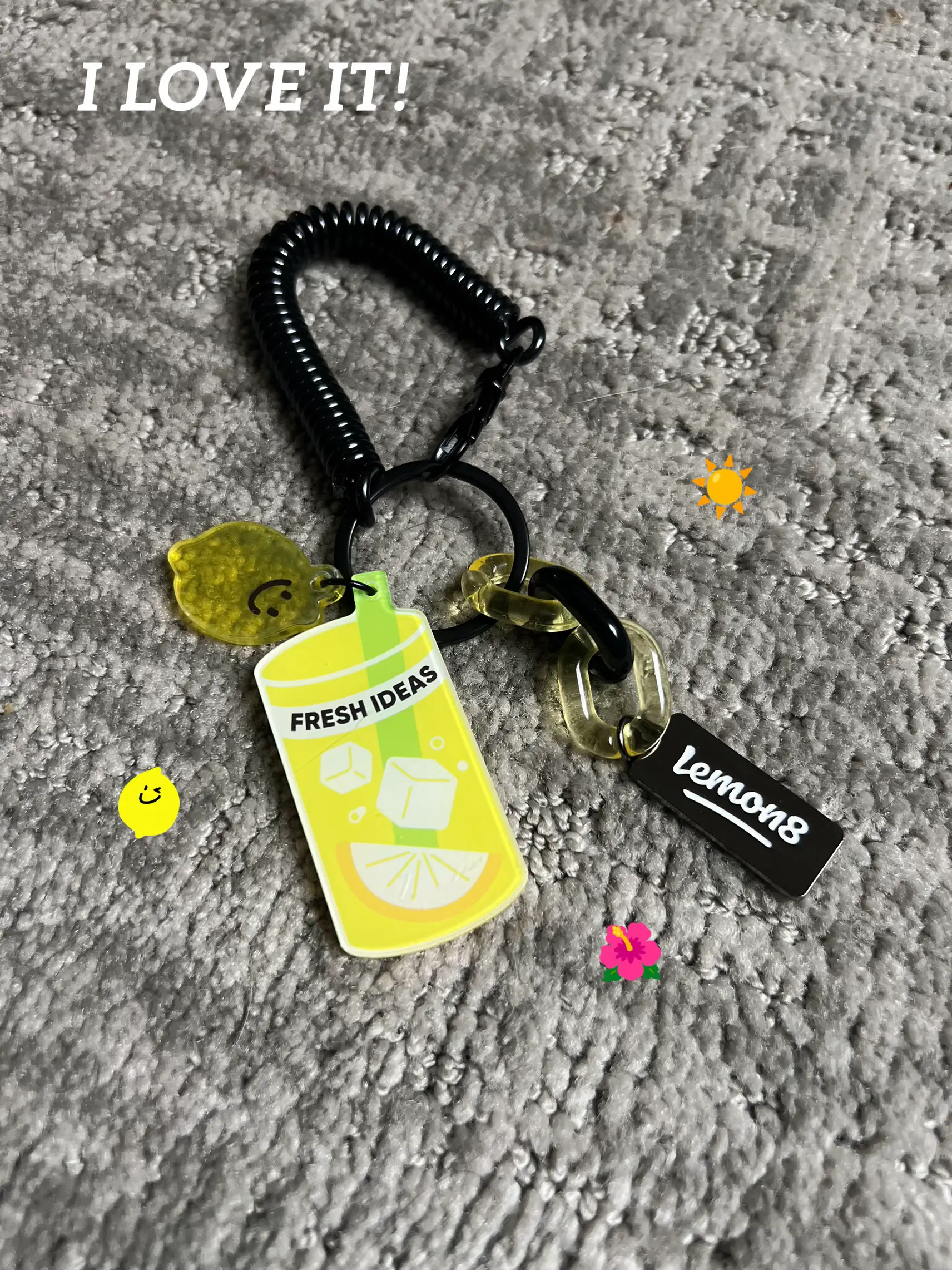  A keychain with a lemon on it and the words "I love it!" written on top.