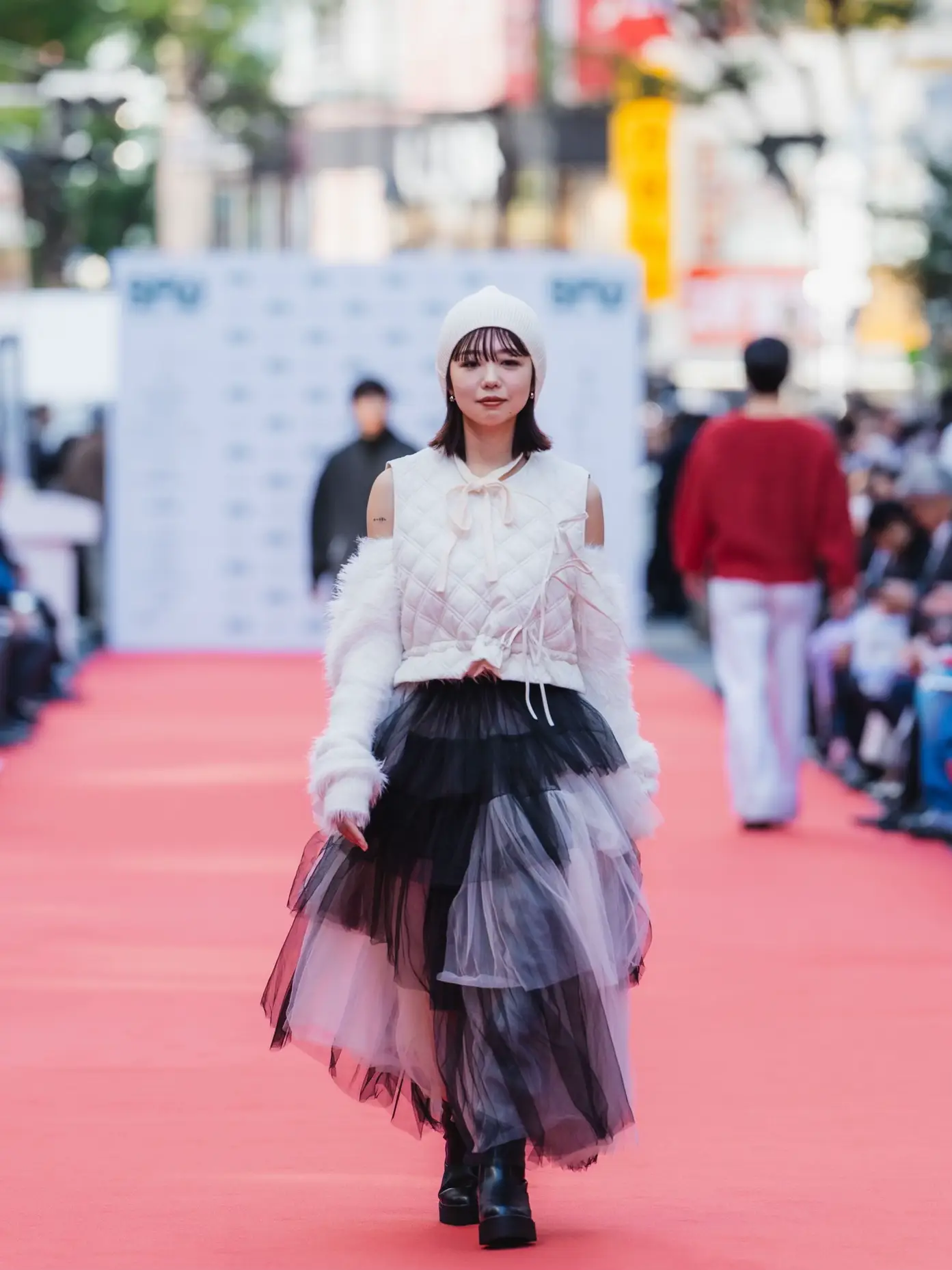 渋谷のﾚｯﾄﾞｶｰﾍﾟｯﾄ‼️SHIBUYA FASHION WEEK | uki  が投稿したフォト