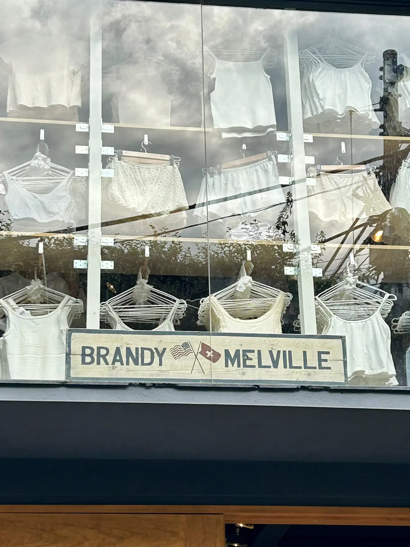 あのヘイリービーバーも着ている！！】BRANDY MELVILLEが日本初