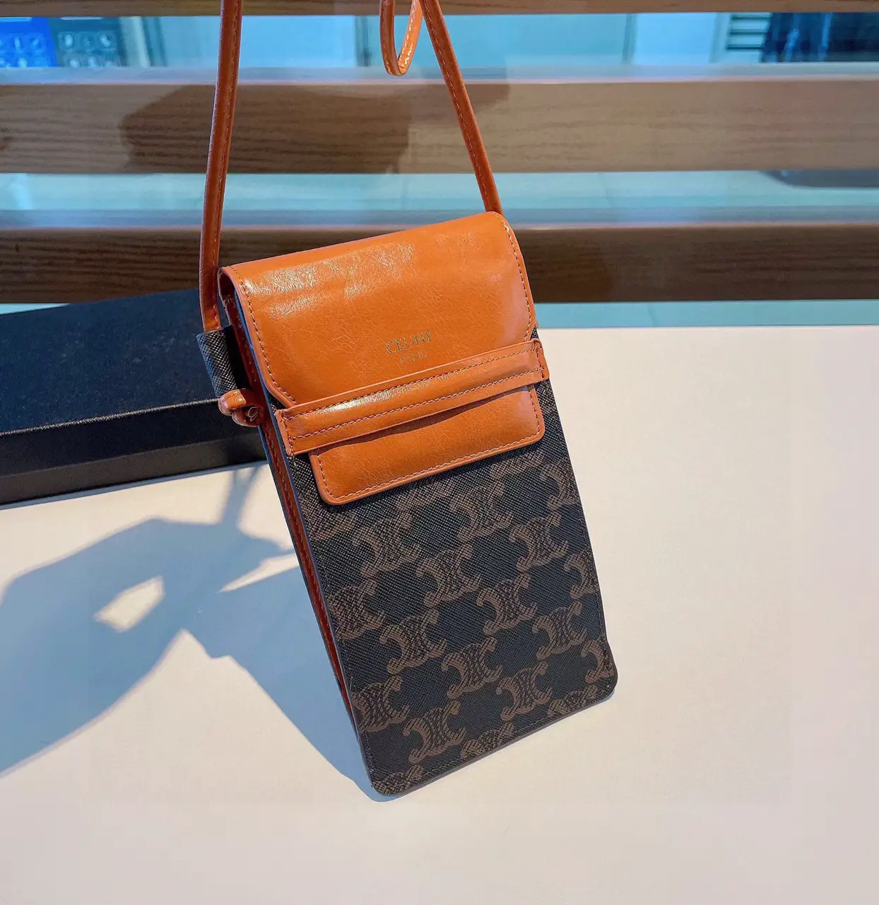 国内完売◇CELINE ロゴ フラップ付 トレッキング モバイルポーチ