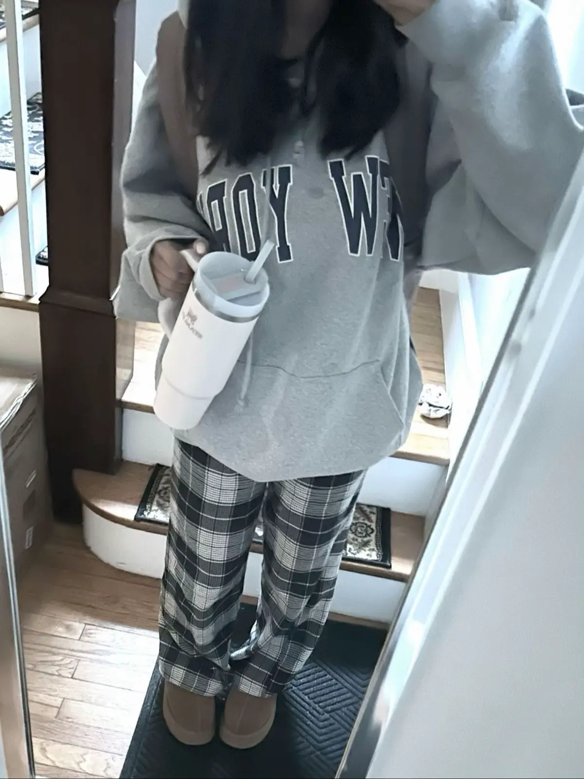 9+ Trendy, Yet Cozy Grey Sweatpants Outfits To Wear  Layering outfits,  Gray sweatpants outfit, Sweatpants outfits