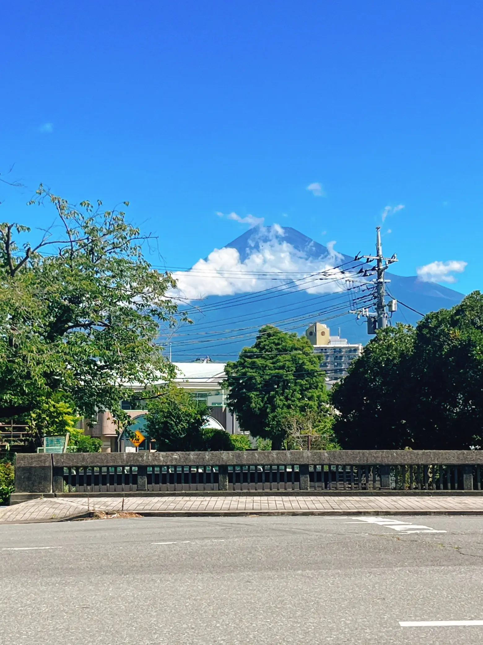 ８月１１日山の日⛰️夏雲に隠れてなかなか見えない富士山ですが、山の日に久しぶりに姿を見る事が出来ました | kazuが投稿したフォトブック |  Lemon8