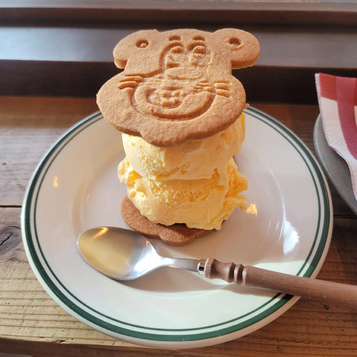 💎クマ🐻のオリジナルマークが付いた可愛過ぎるクッキーサンドアイス🍪︎‪💕 | もちたん東京カフェ日記が投稿したフォトブック | Lemon8‬