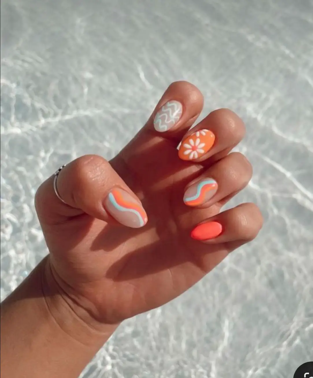 a pop of coral 🦩 : r/Nails