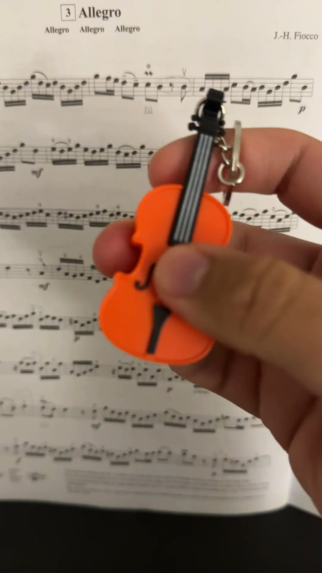 Discover the World's Smallest Violin Keychain: A Unique Gadget, image size:1080x1920