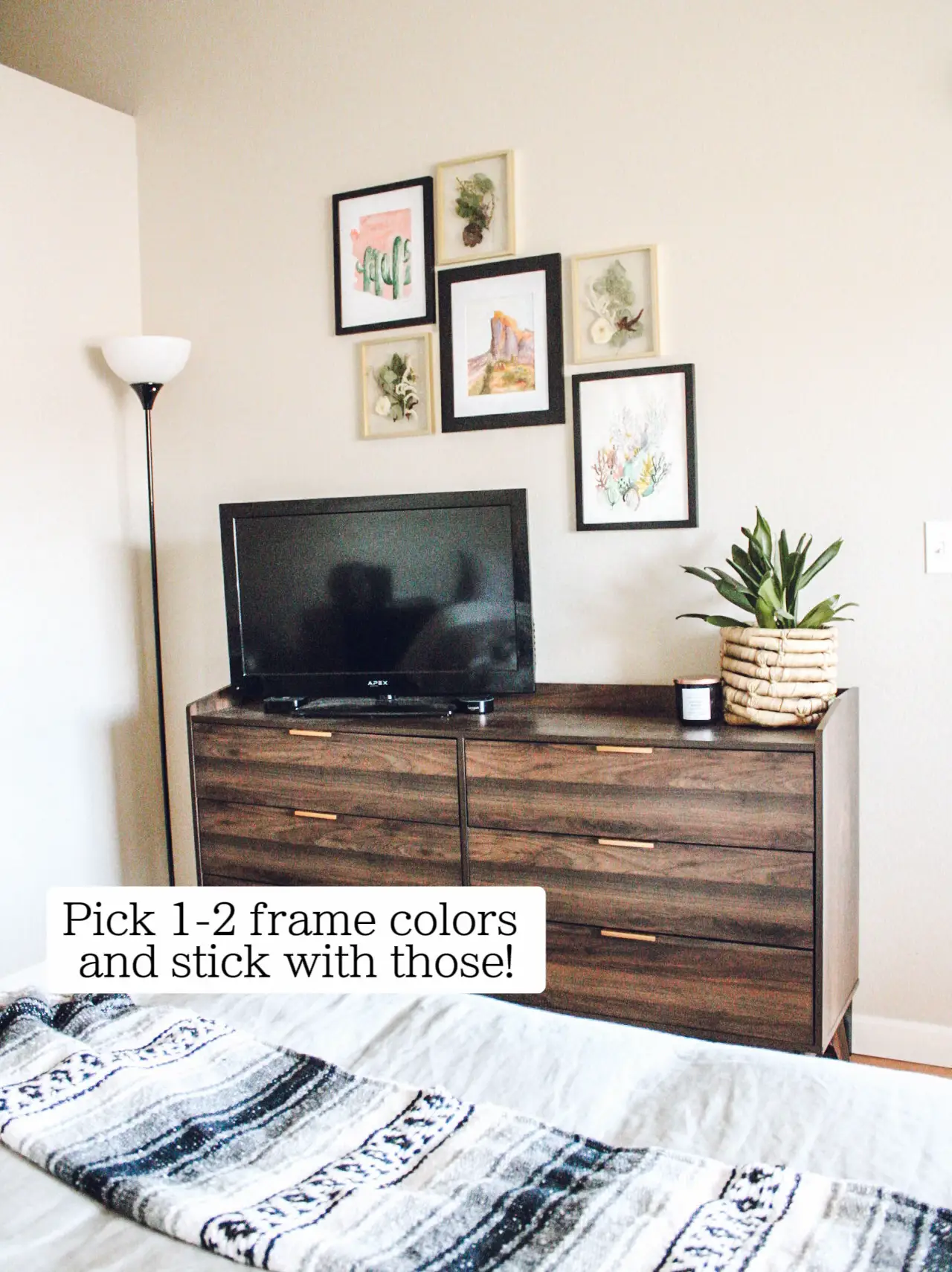 How to Create a Cohesive Gallery Wall แกลเลอรีที่โพสต์โดย