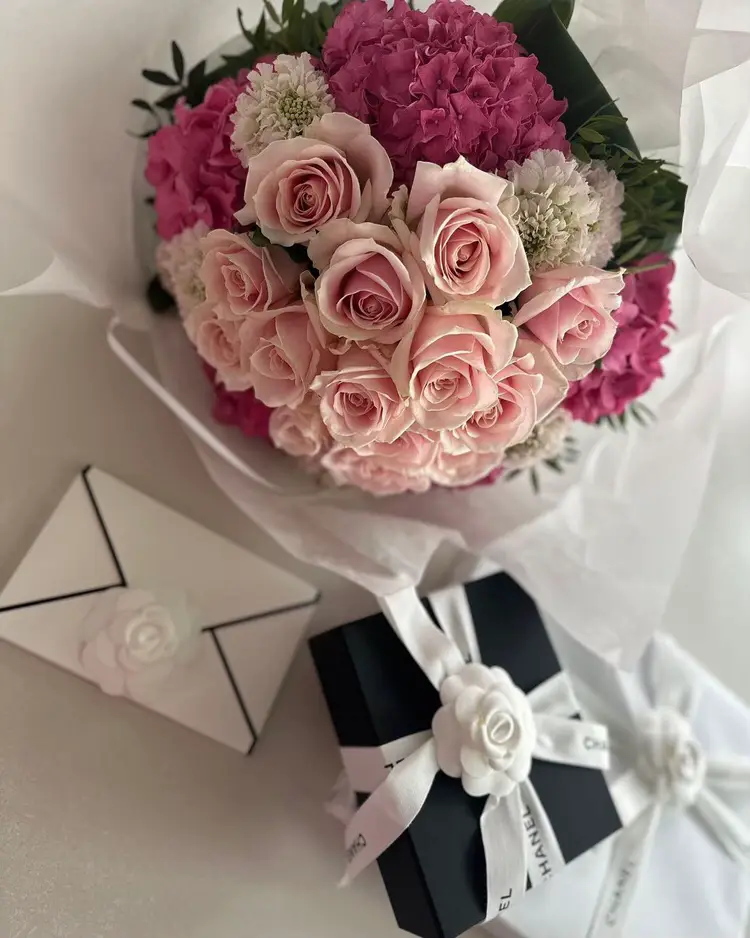 シャネルから誕生日の花💐 | Erika|主婦の資産運用が投稿したフォト