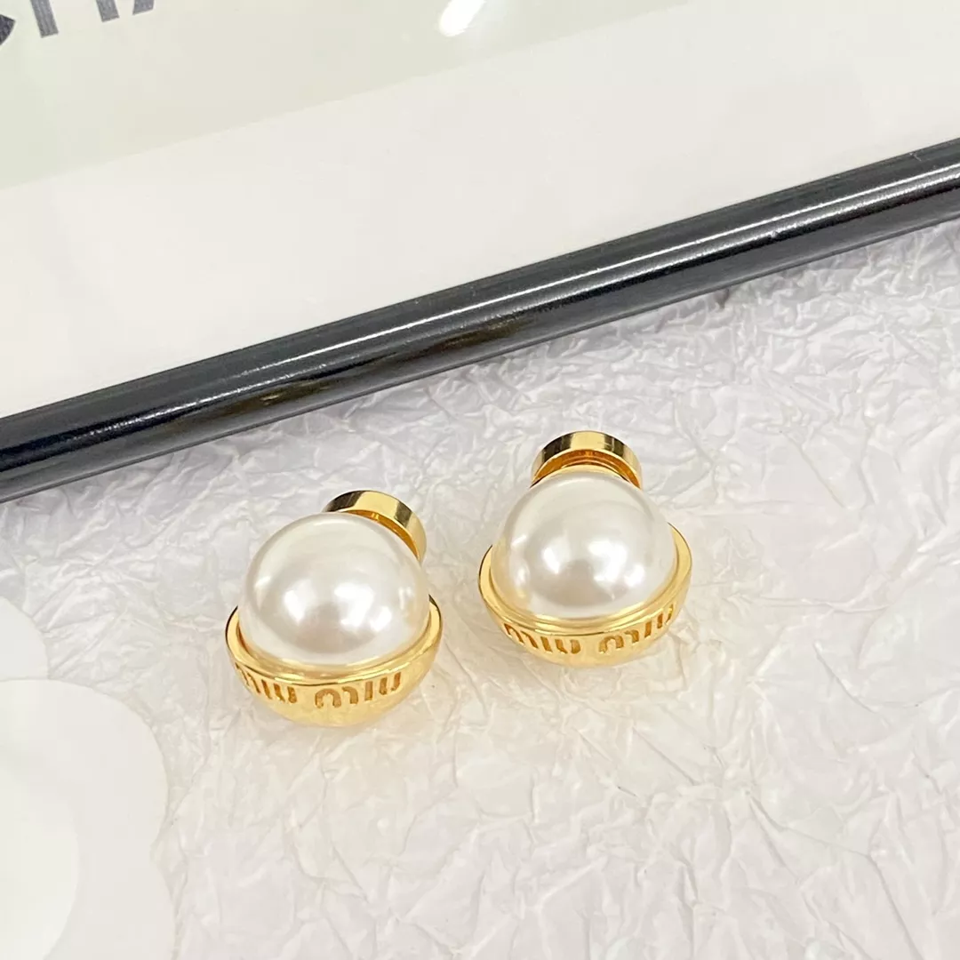 miumiu ロゴ パール ラインストーン ピアス 新品 ミュウミュウ miumiu ロゴ パール ラインストーン ピアス 新品 ミュウミュウ