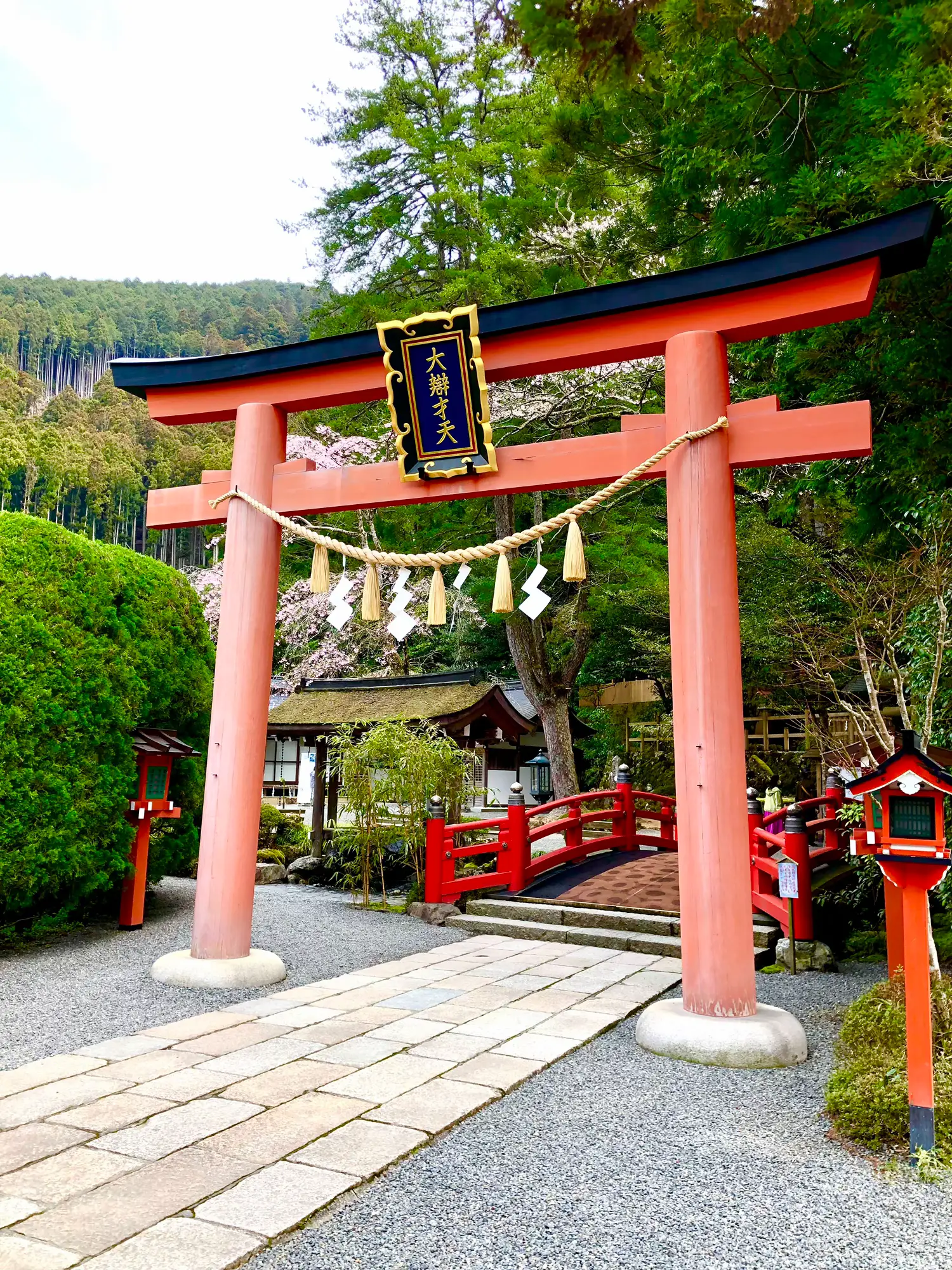 天川村 人気 神社 黒い服