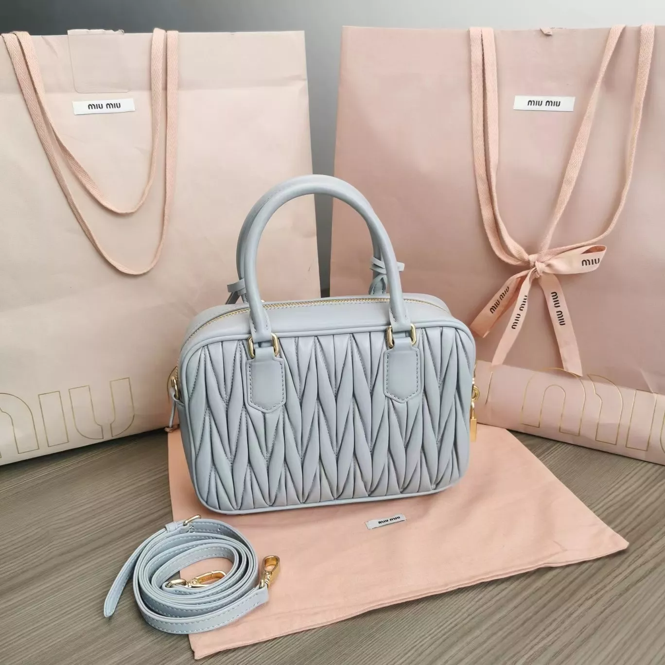 miumiuのバッグは本当にきれいで、この色はとてもきれいです。の画像 (1枚目)