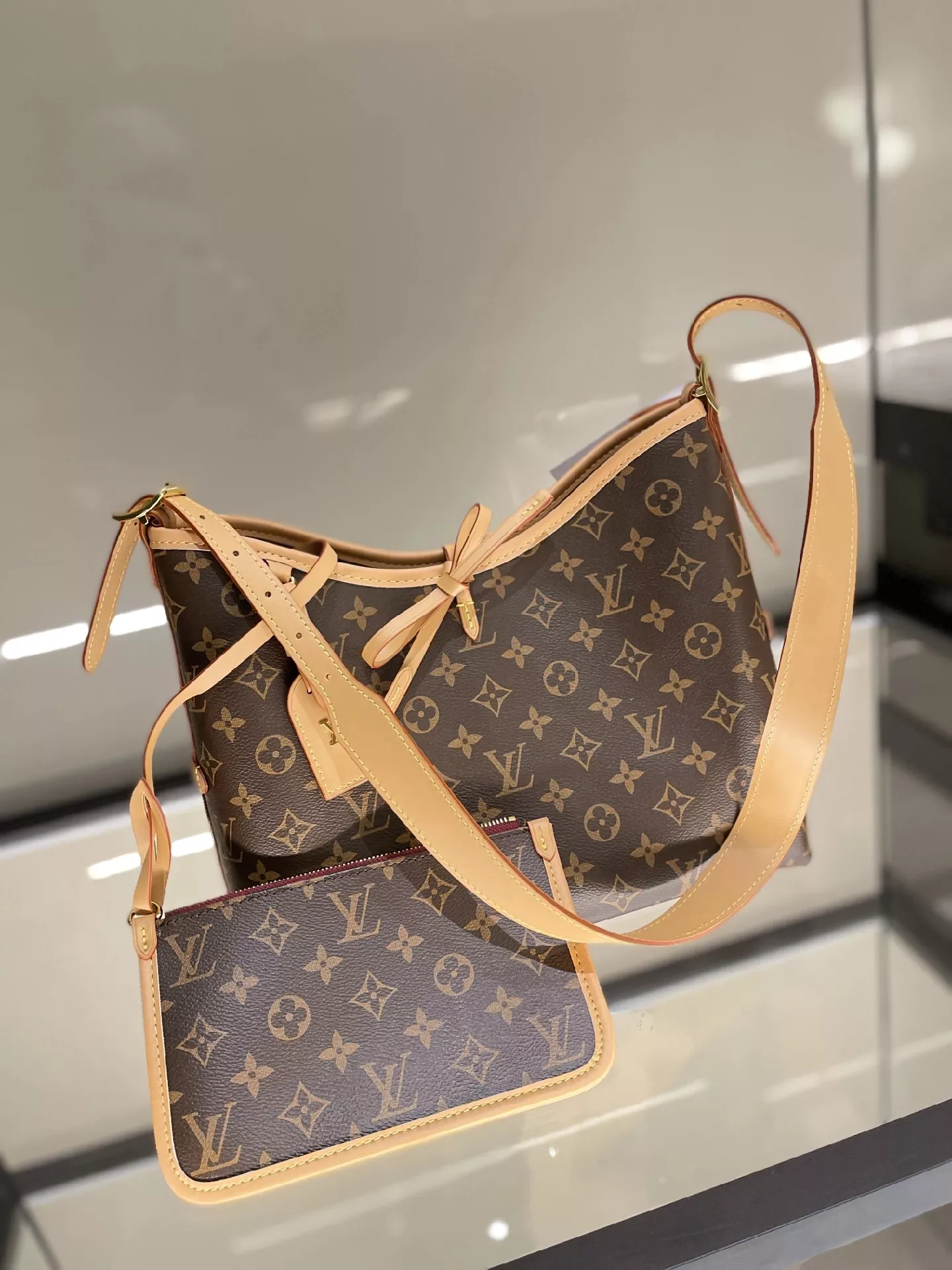What's In My Bag (Louis Vuitton NeoNoe MM), Gallery posted by Jackie Teal