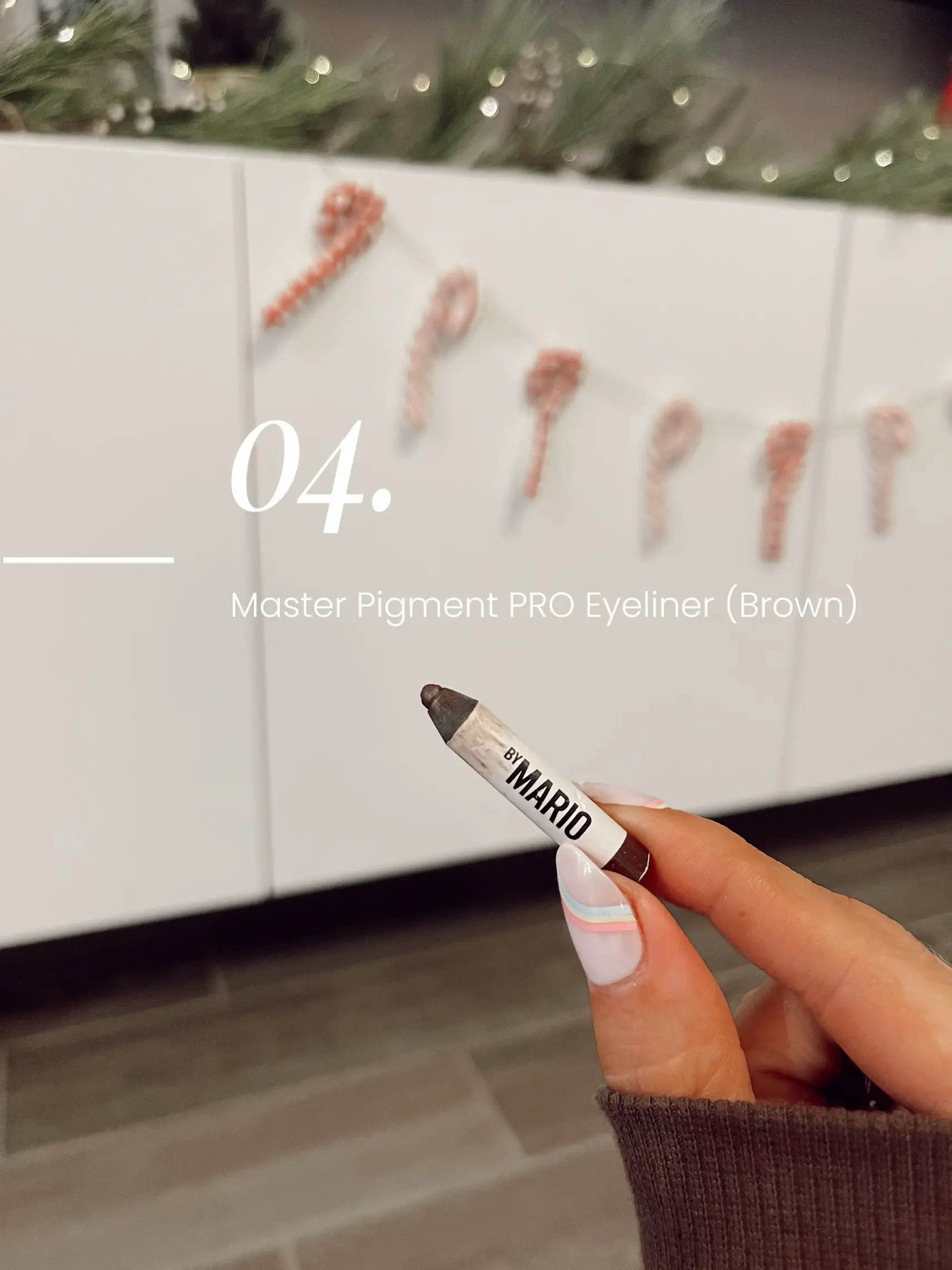  A person is holding a pencil with the words "Master Pigment PRO" on the side.