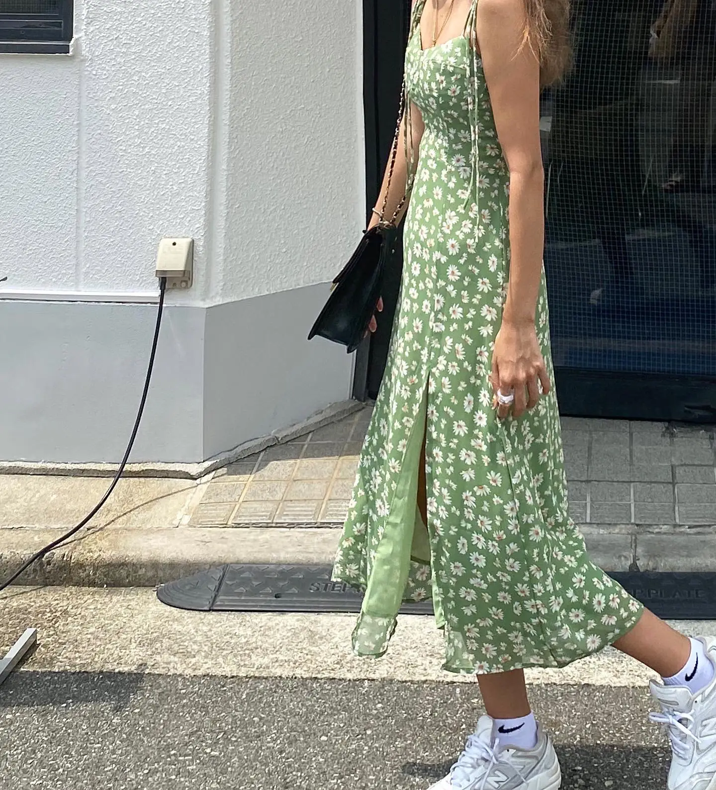 夏に着たい】スニーカーで合わす、花柄ワンピース👗 | risaが投稿した