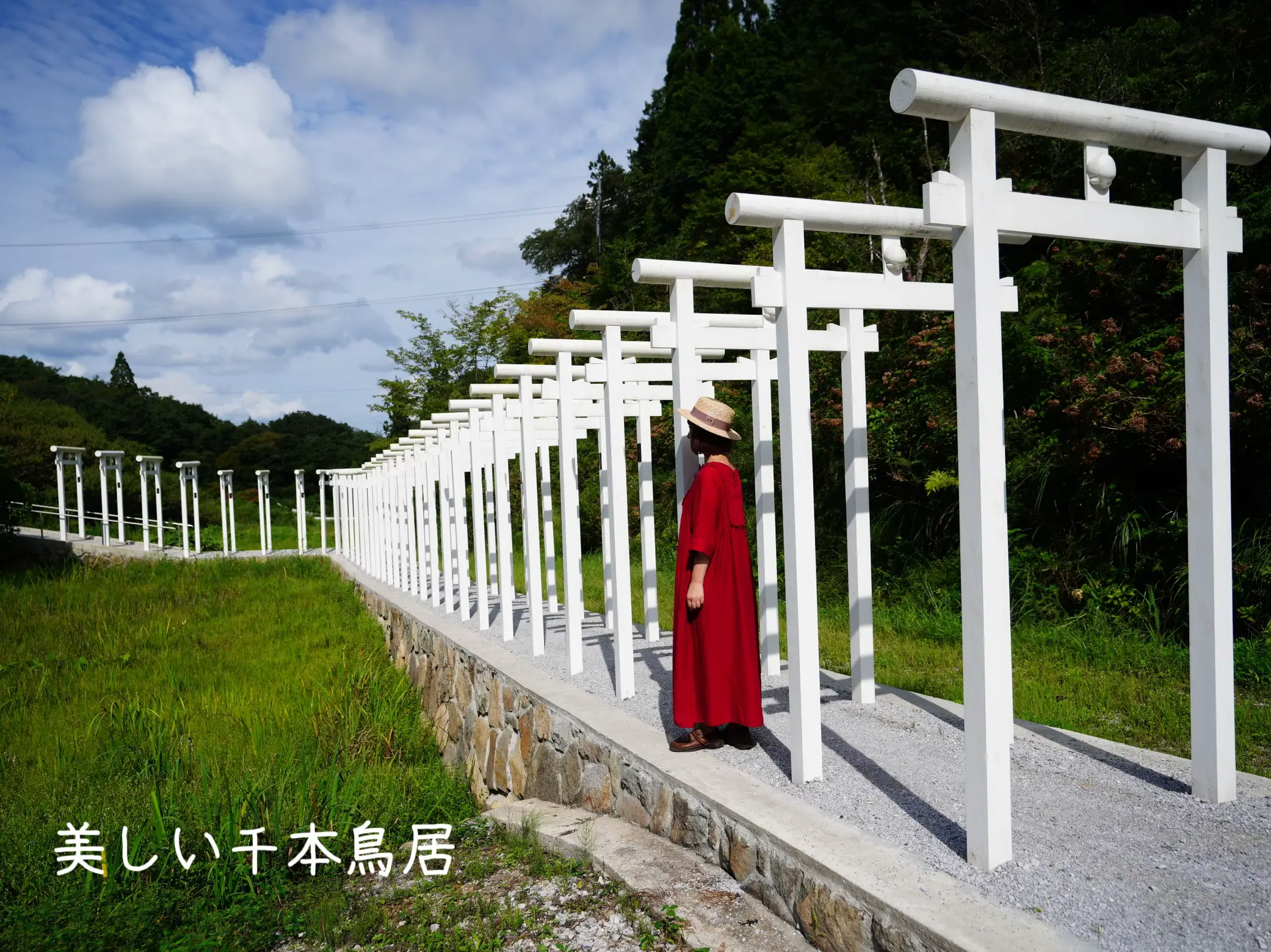 超話題の映えスポット！一度は見てみたい美しい白の千本鳥居🤍 | acoが投稿したフォトブック | Lemon8