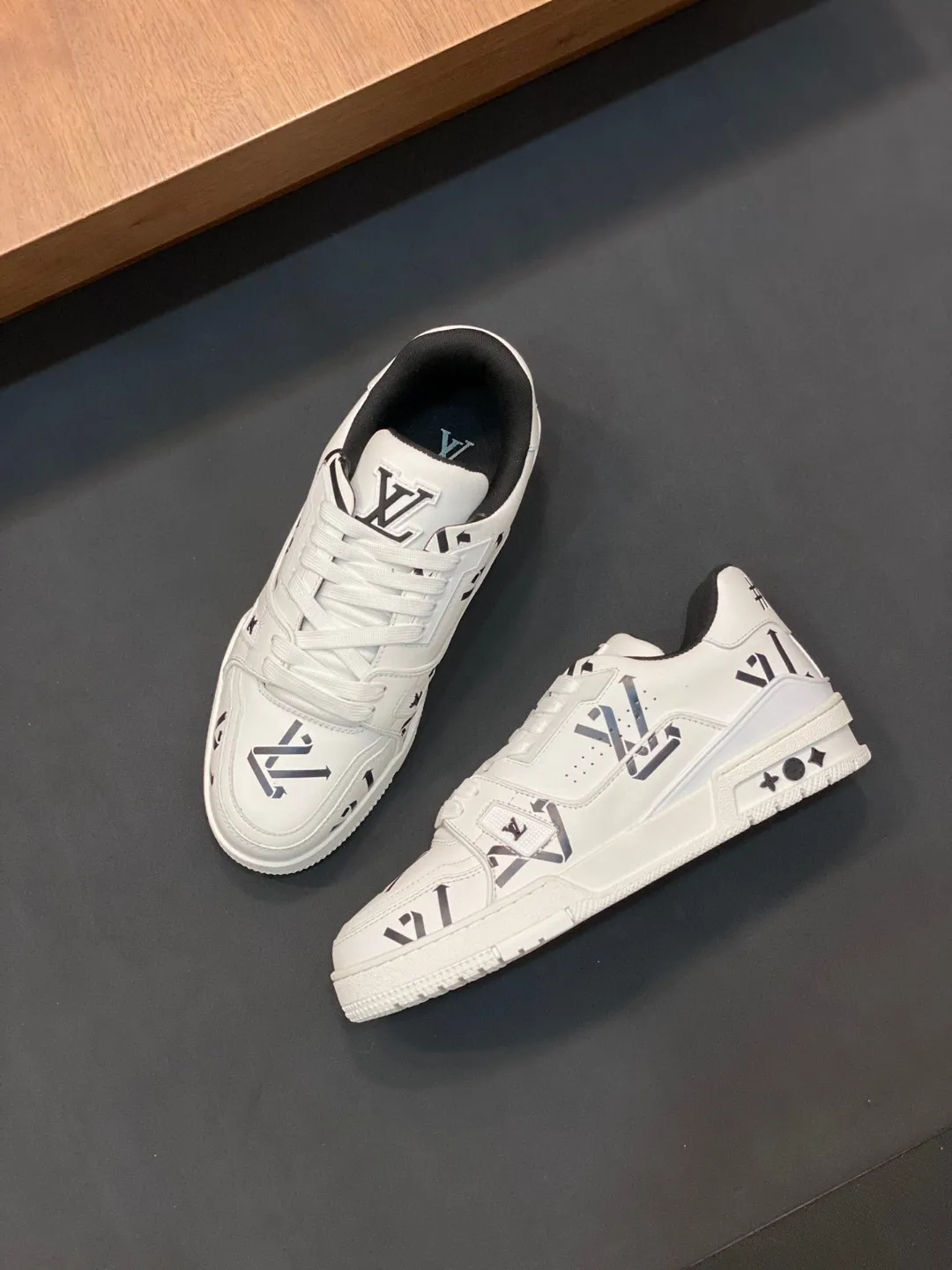 LV👟スターがこぞって履いているカップルのハイカラなファッションシューズ | 葉月が投稿したフォトブック | Lemon8